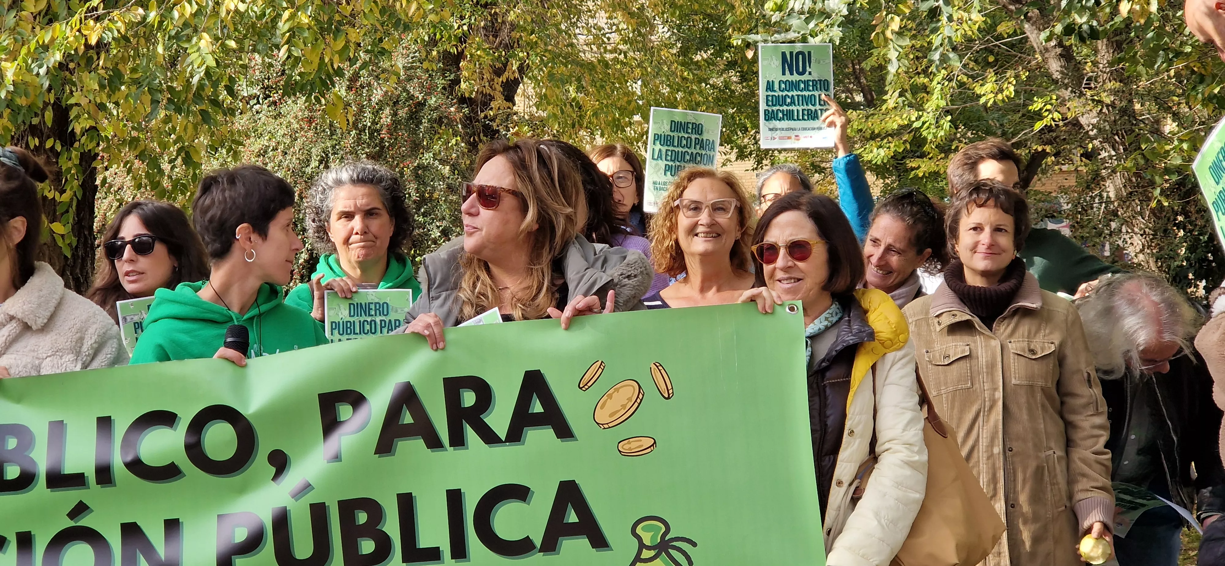 Concentración en el IES Sierra de Guara contra los nuevos conciertos educativos. Foto Myriam Martínez
