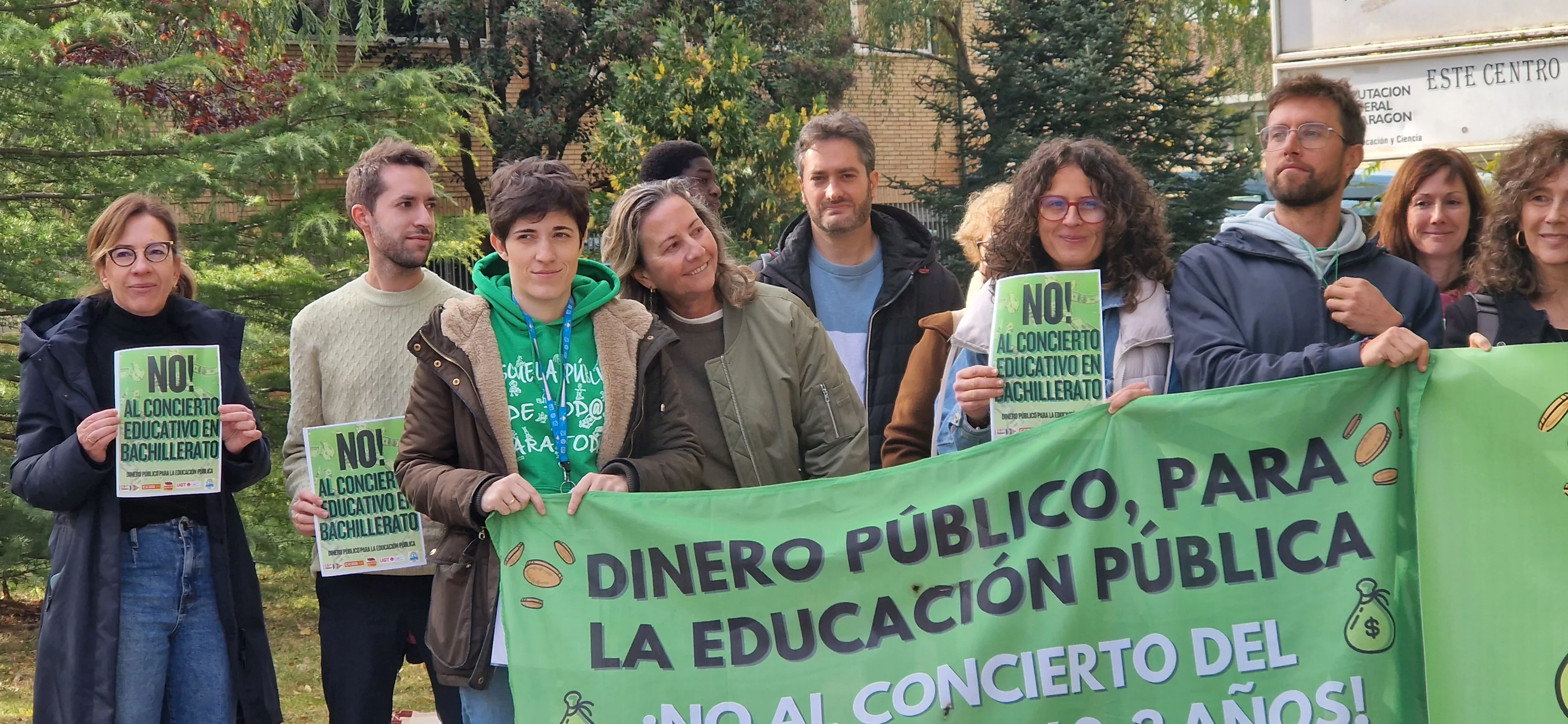 Concentración en el IES Sierra de Guara contra los nuevos conciertos educativos. Foto Myriam Martínez