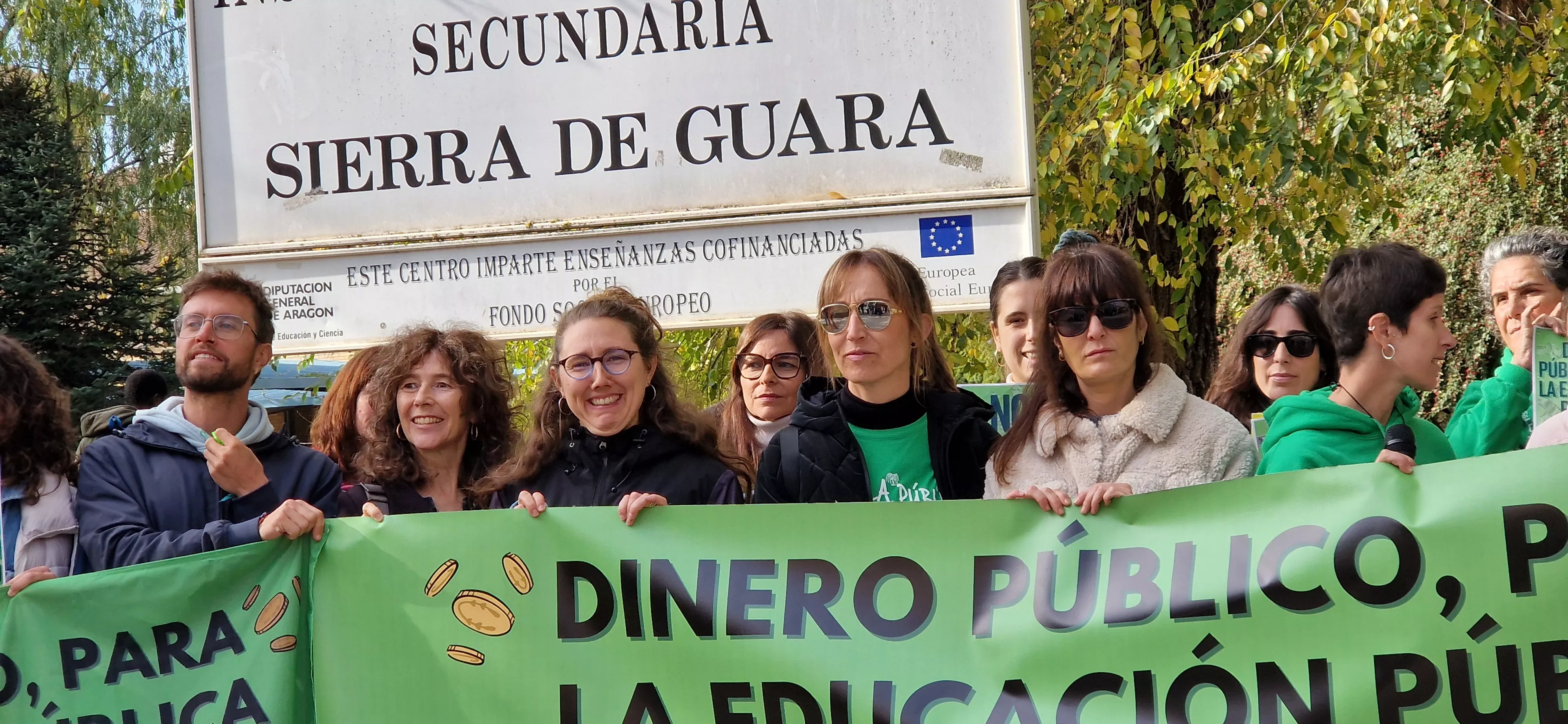 Concentración en el IES Sierra de Guara contra los nuevos conciertos educativos. Foto Myriam Martínez