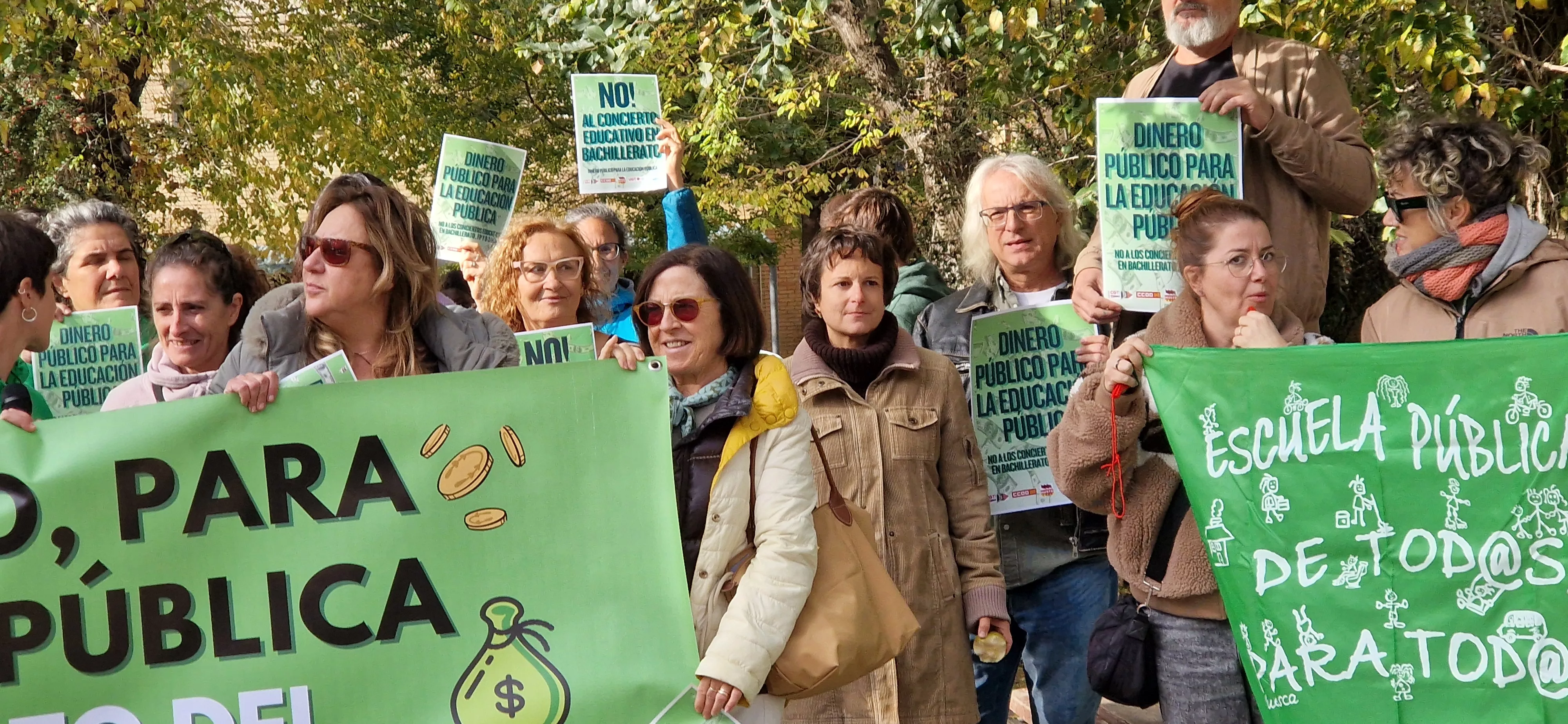 Concentración en el IES Sierra de Guara contra los nuevos conciertos educativos. Foto Myriam Martínez