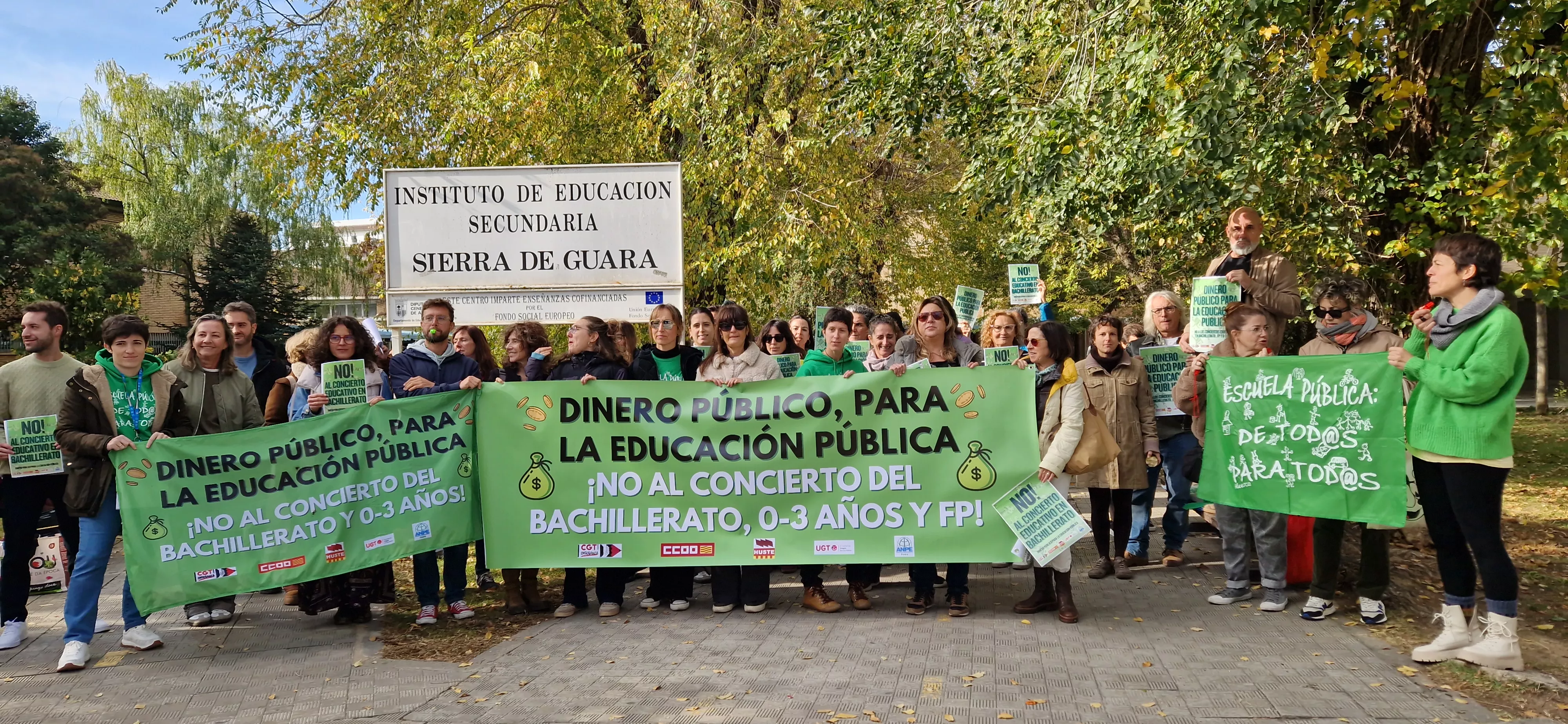 Concentración en el IES Sierra de Guara contra los nuevos conciertos educativos. Foto Myriam Martínez