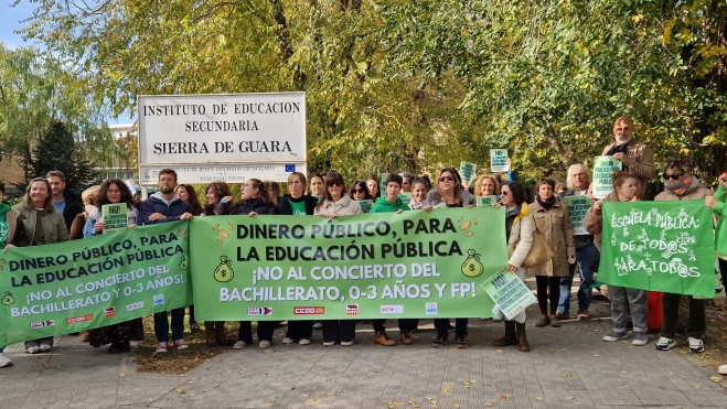 Concentración en el IES Sierra de Guara contra los nuevos conciertos educativos. Foto Myriam Martínez Concentración en el IES Sierra de Guara contra los nuevos conciertos educativos. Foto Myriam Martínez