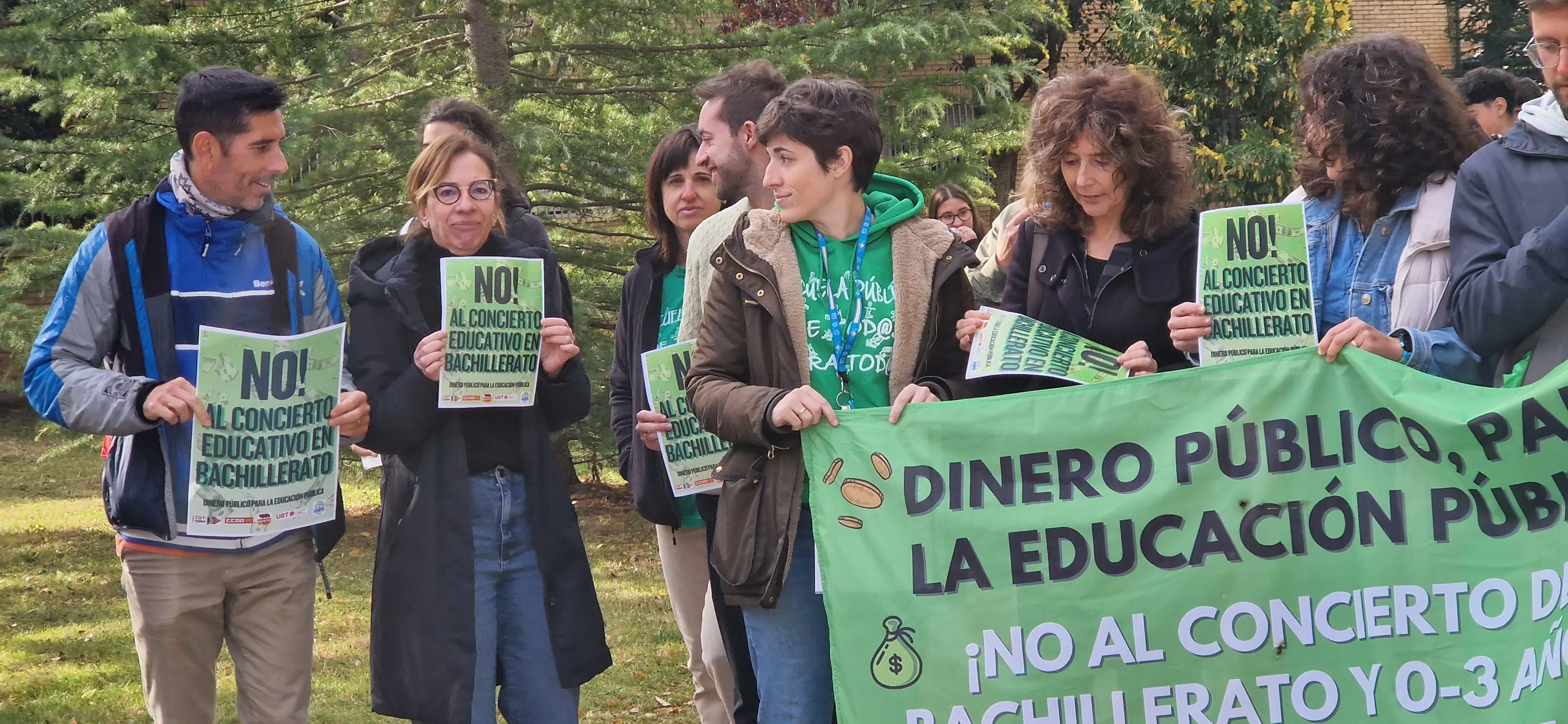 Concentración en el IES Sierra de Guara contra los nuevos conciertos educativos. Foto Myriam Martínez