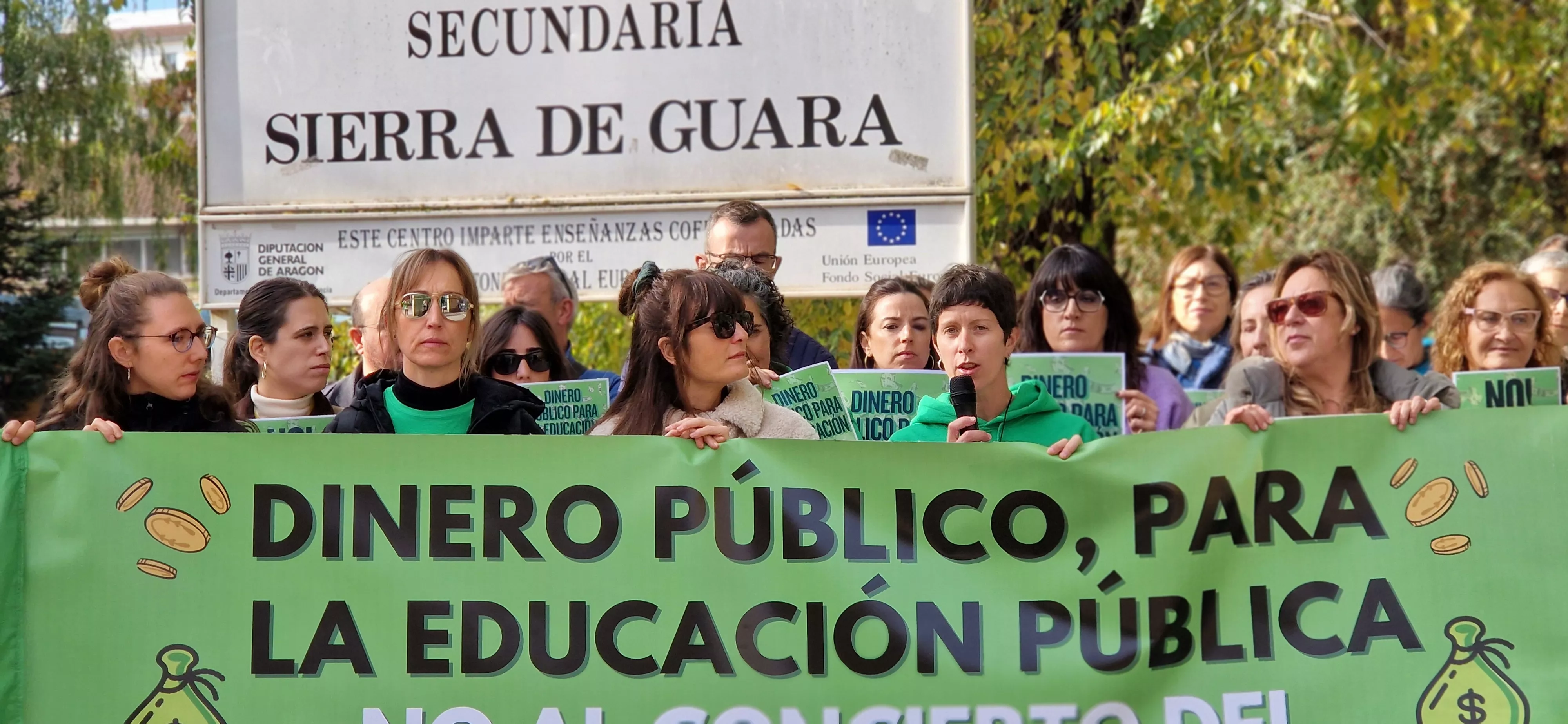 Concentración en el IES Sierra de Guara contra los nuevos conciertos educativos. Foto Myriam Martínez