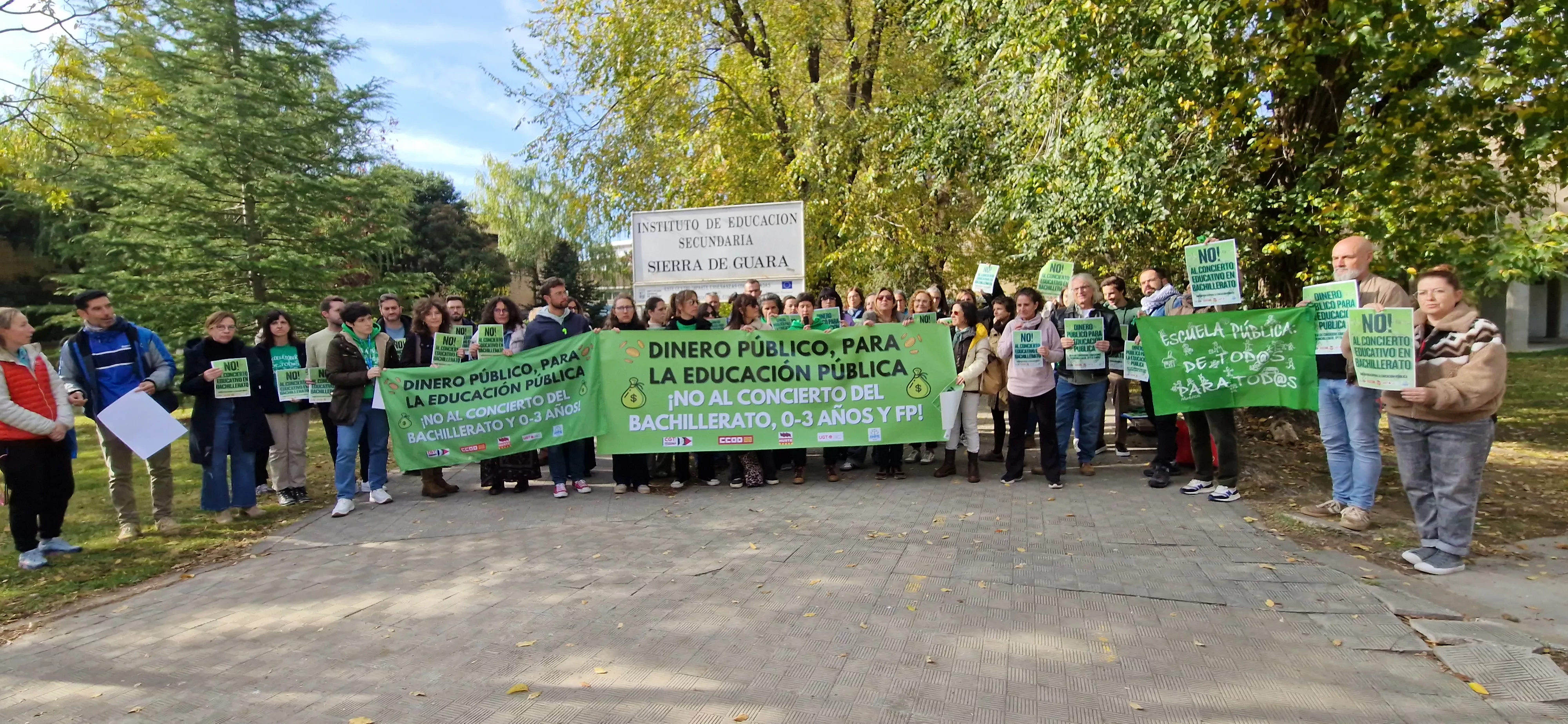 Concentración en el IES Sierra de Guara contra los nuevos conciertos educativos. Foto Myriam Martínez