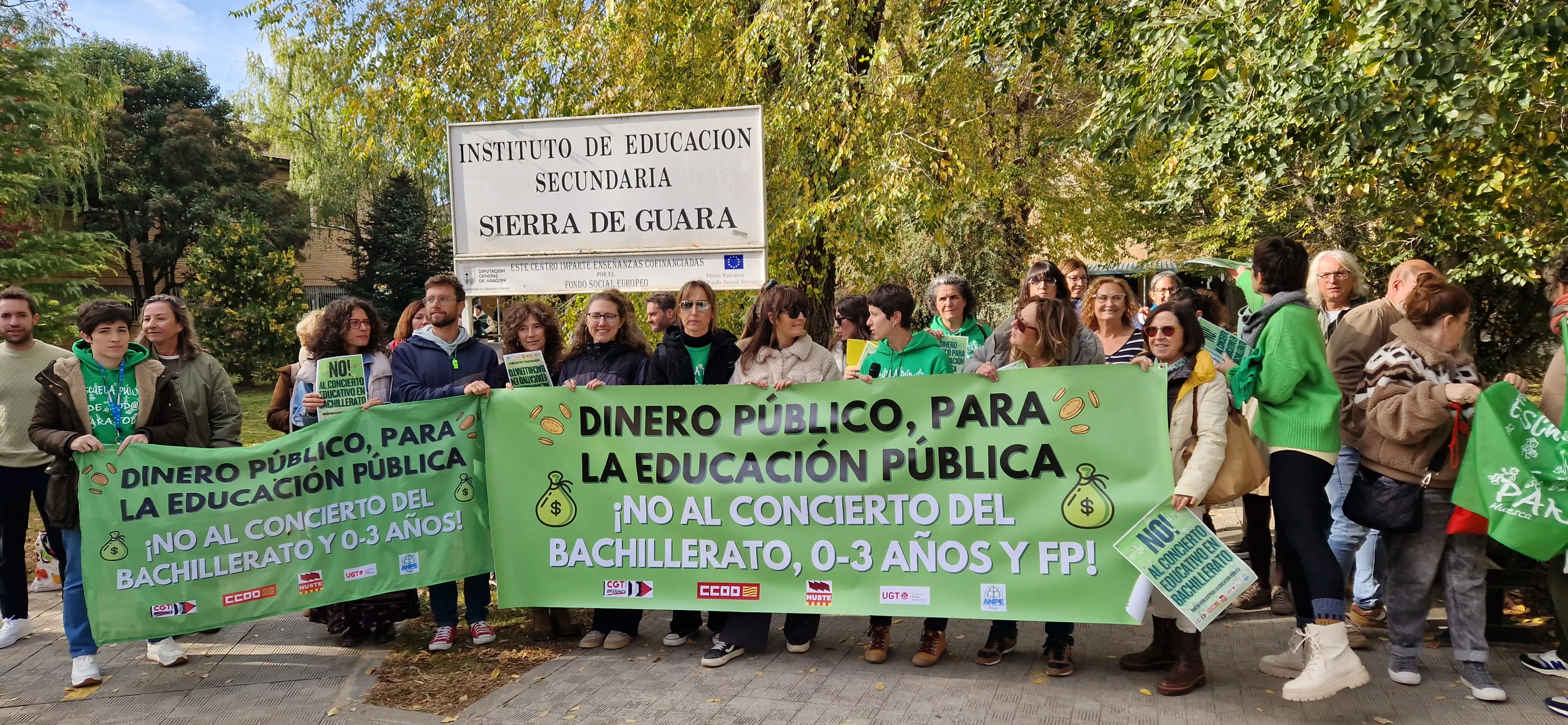 Concentración en el IES Sierra de Guara contra los nuevos conciertos educativos. Foto Myriam Martínez