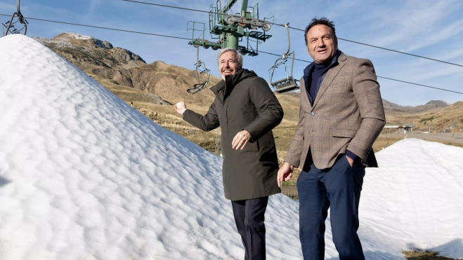 Azcón y Gericó junto a nieve fabricada Azcón y Gericó junto a nieve fabricada