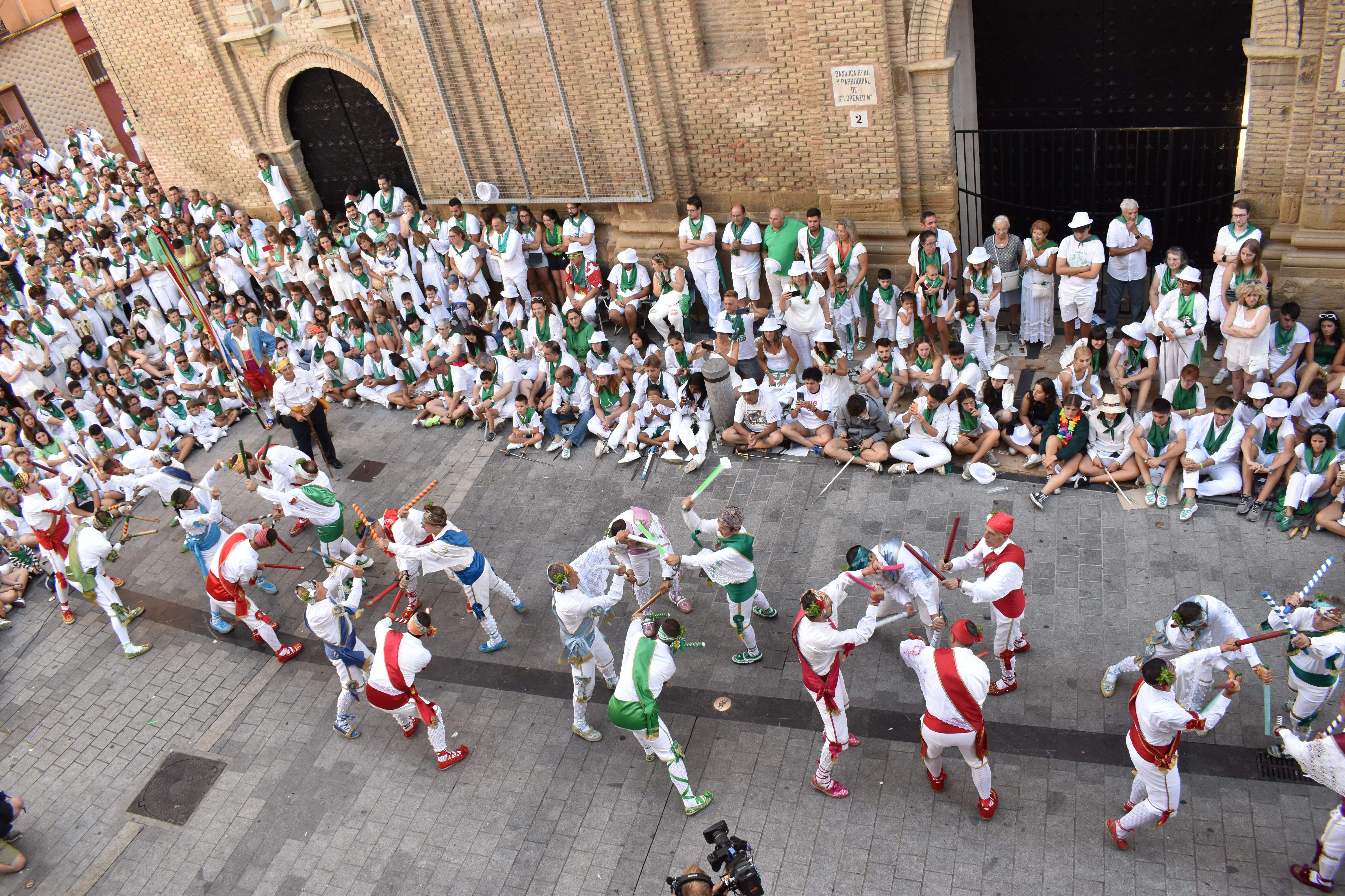 Los danzantes con los palos. Foto: Carlos Jalle