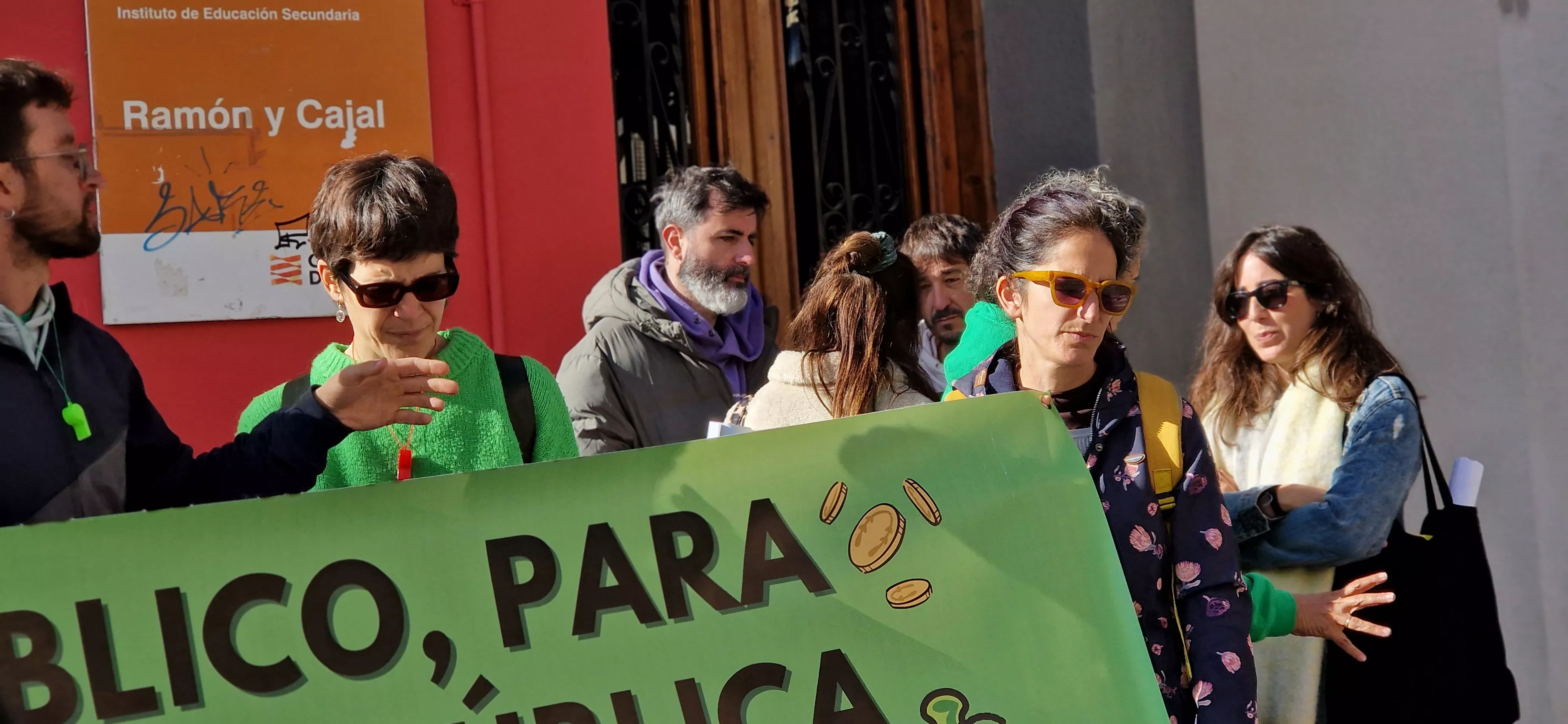 Concentración en el IES Ramón y Cajal contra los nuevos conciertos educativos. Foto Myriam Martínez