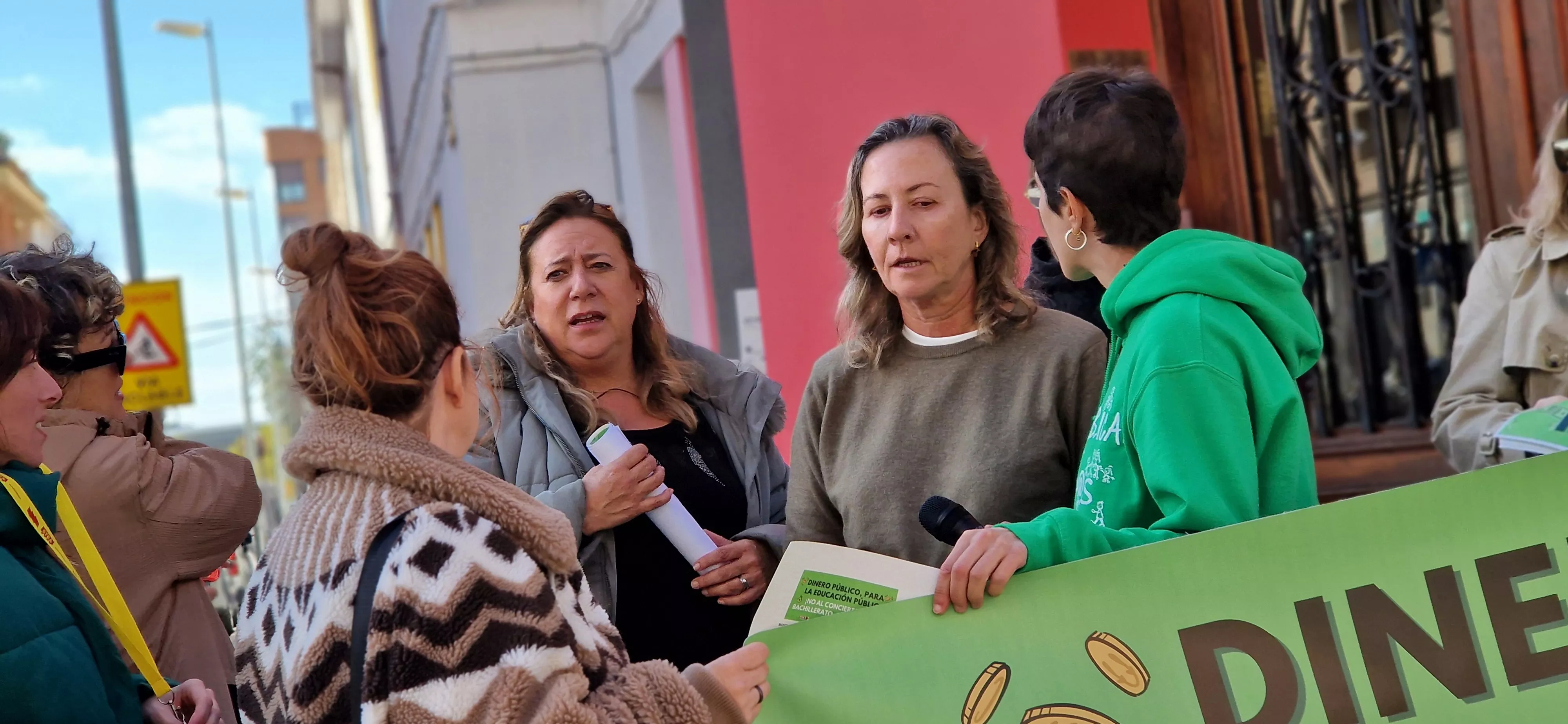 Concentración en el IES Ramón y Cajal contra los nuevos conciertos educativos. Foto Myriam Martínez