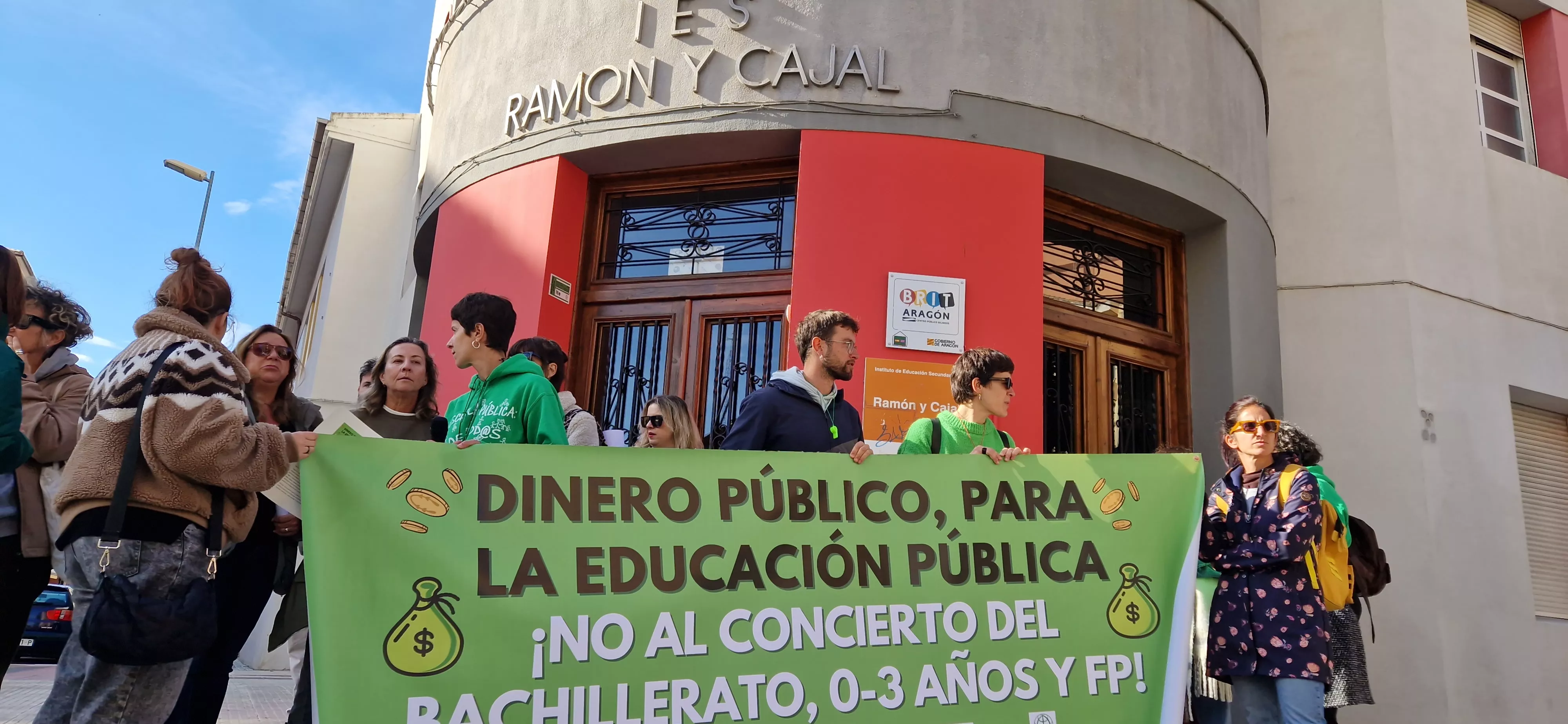 Concentración en el IES Ramón y Cajal contra los nuevos conciertos educativos. Foto Myriam Martínez