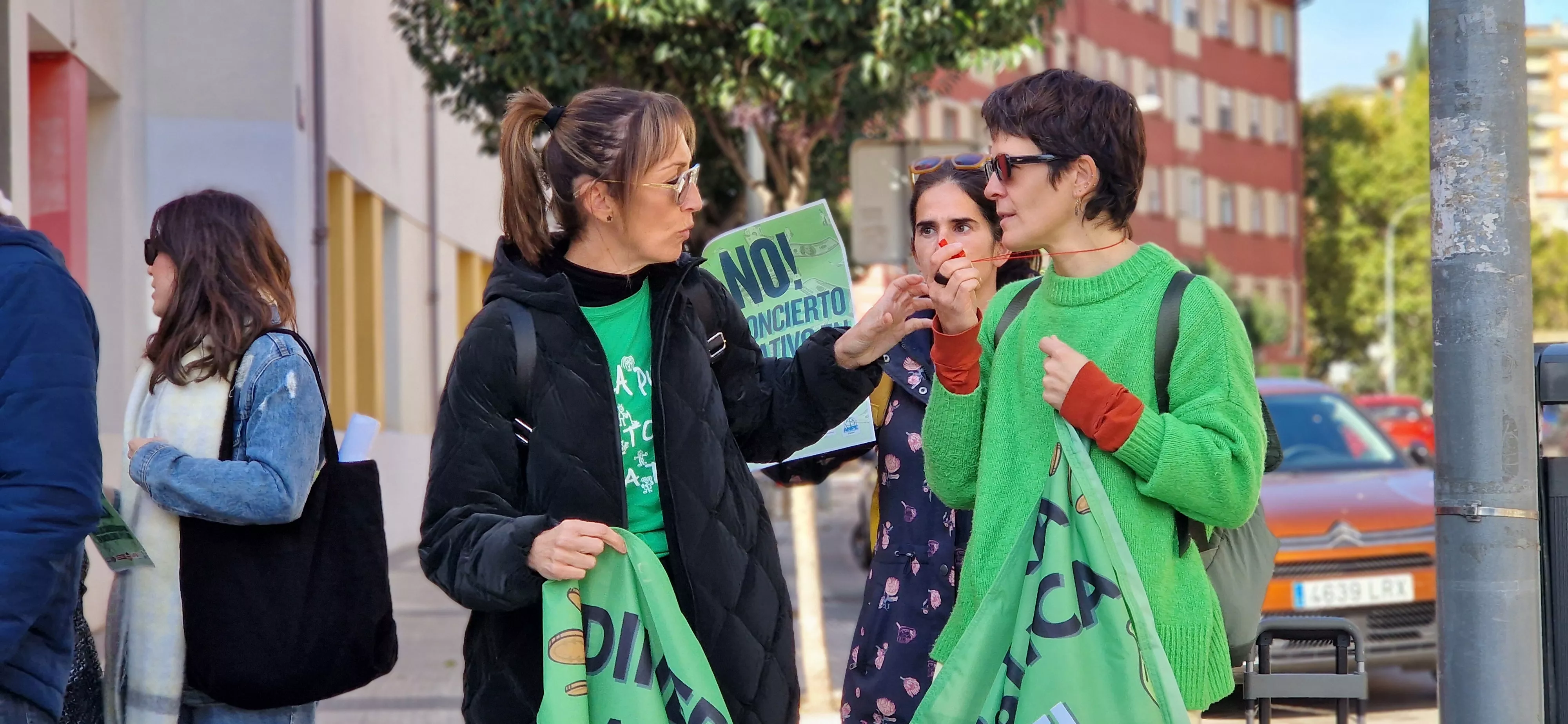 Concentración en el IES Ramón y Cajal contra los nuevos conciertos educativos. Foto Myriam Martínez