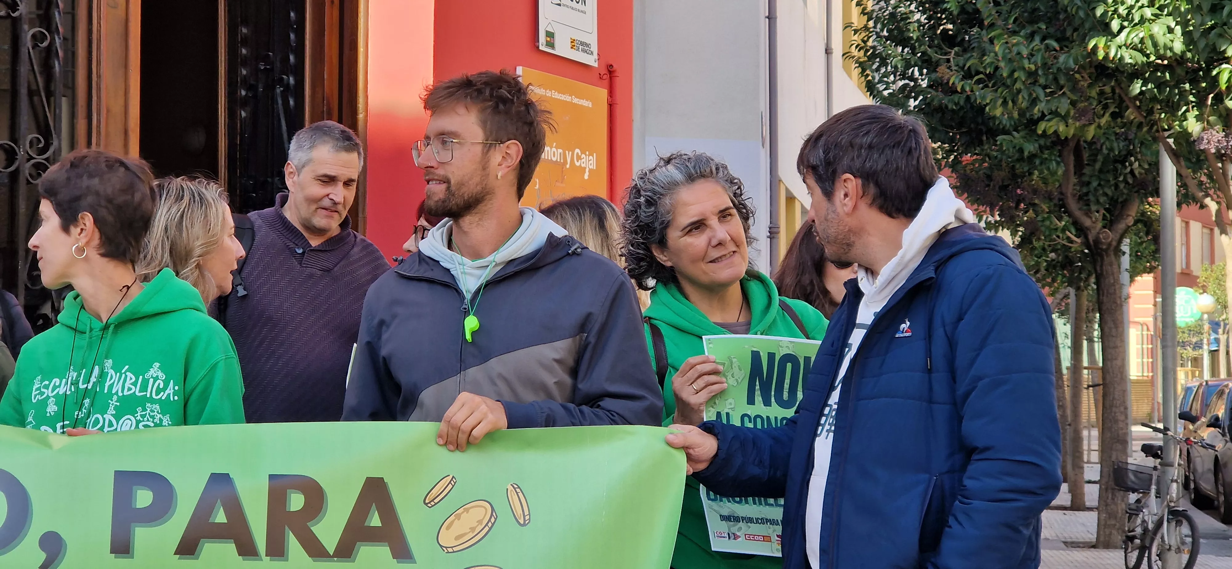 Concentración en el IES Ramón y Cajal contra los nuevos conciertos educativos. Foto Myriam Martínez