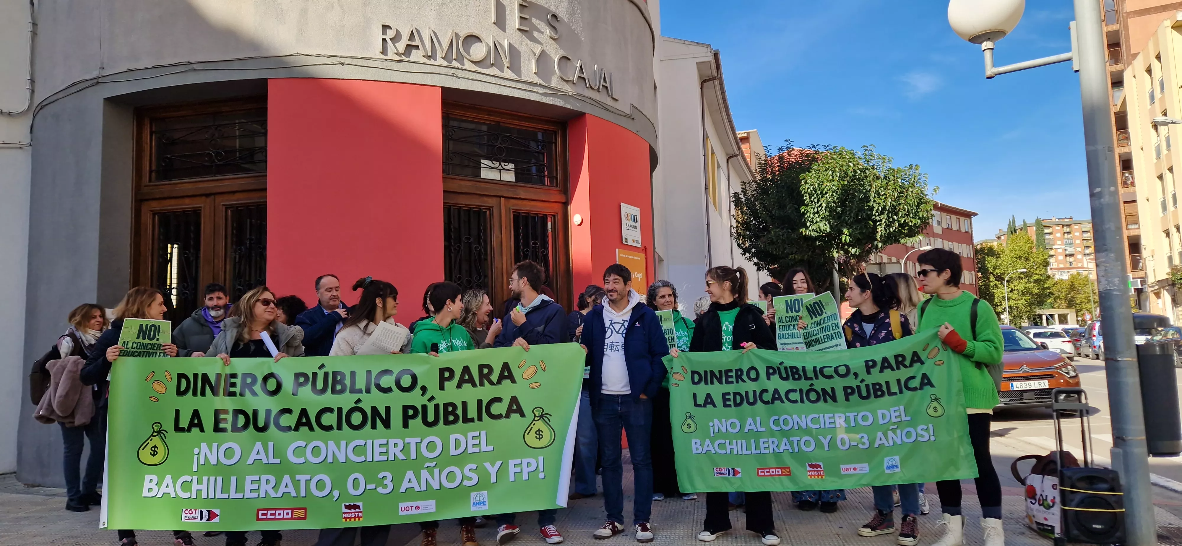 Concentración en el IES Ramón y Cajal contra los nuevos conciertos educativos. Foto Myriam Martínez