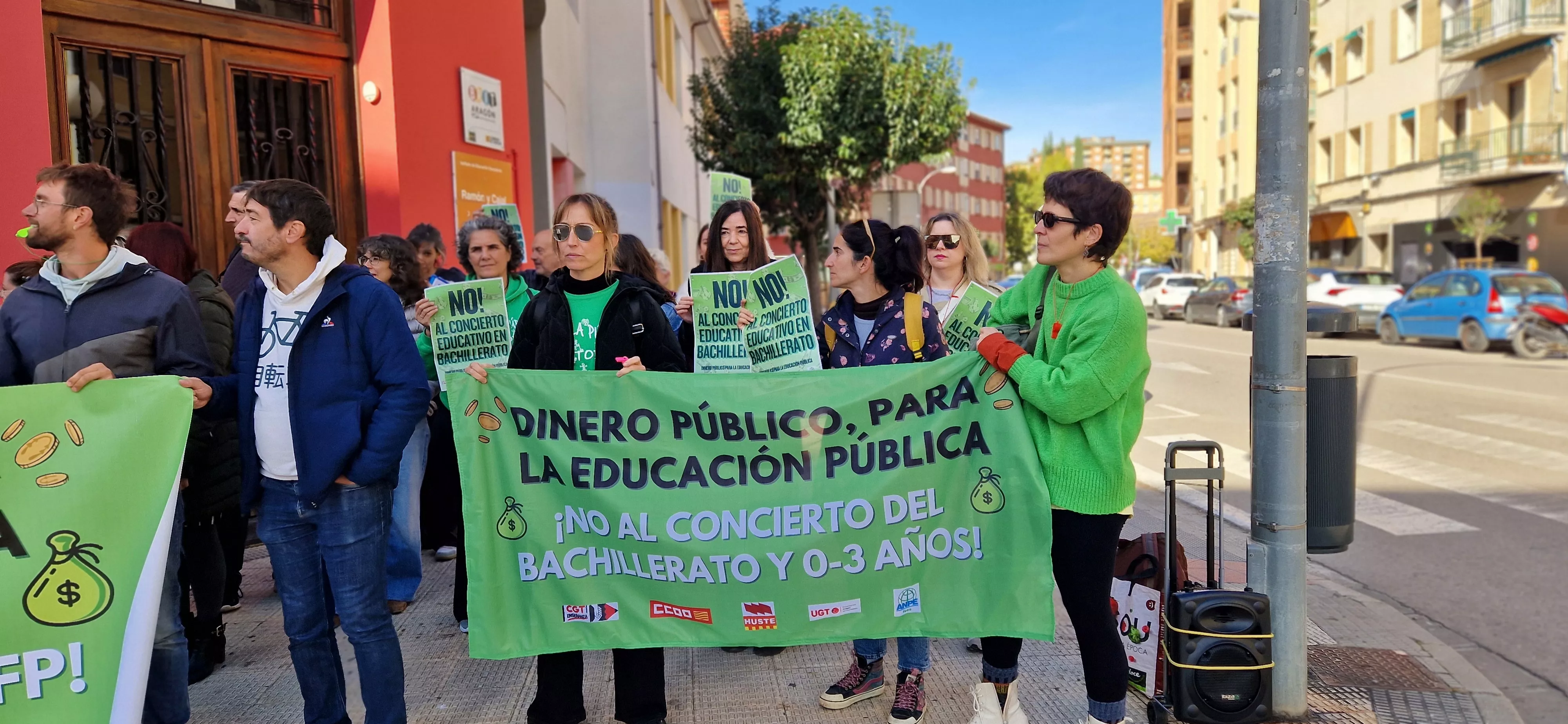 Concentración en el IES Ramón y Cajal contra los nuevos conciertos educativos. Foto Myriam Martínez