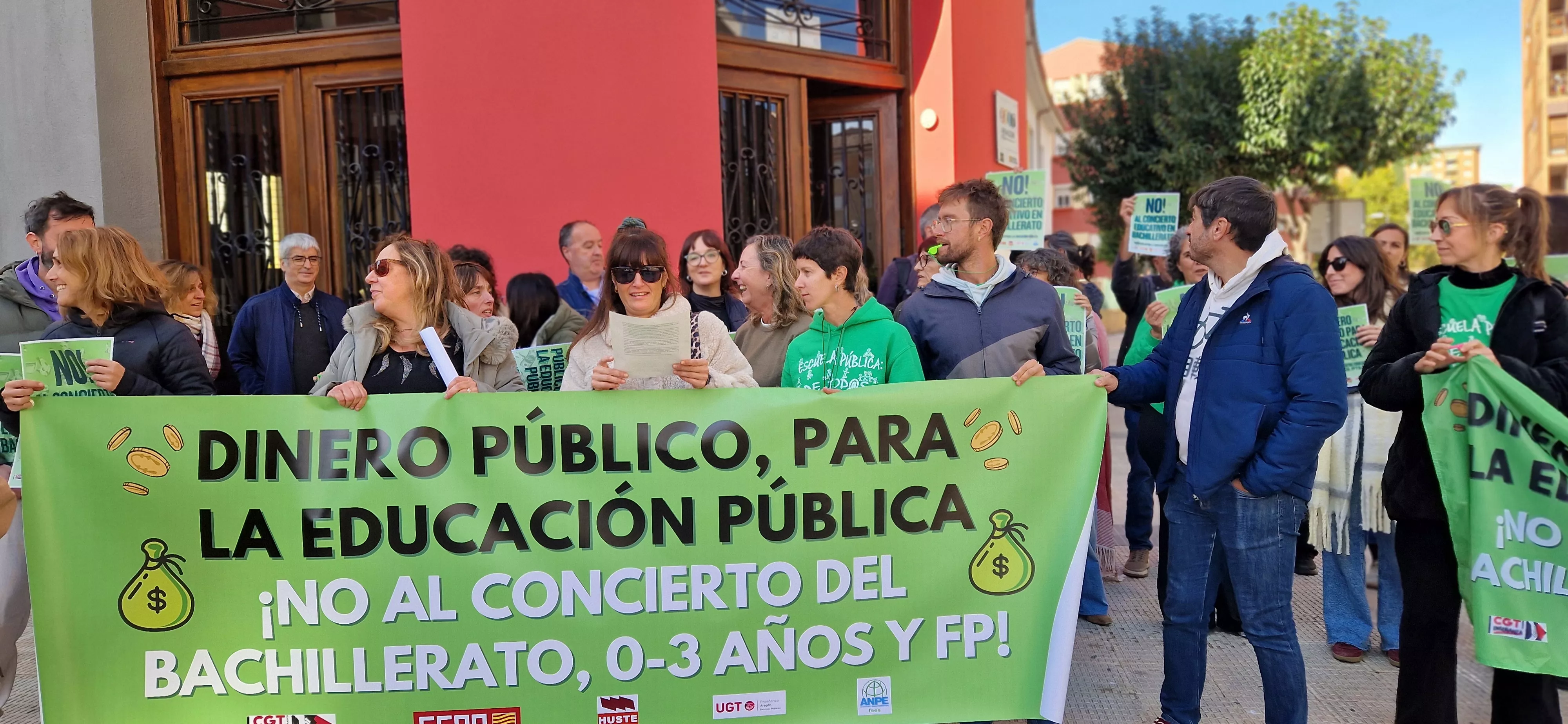 Concentración en el IES Ramón y Cajal contra los nuevos conciertos educativos. Foto Myriam Martínez