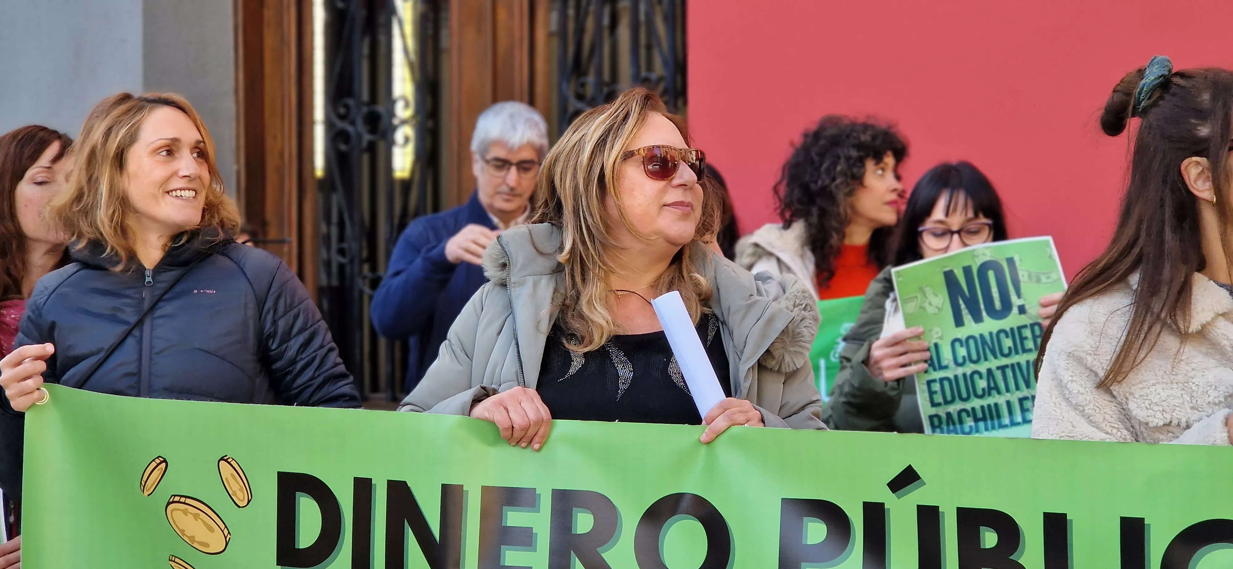 Concentración en el IES Ramón y Cajal contra los nuevos conciertos educativos. Foto Myriam Martínez