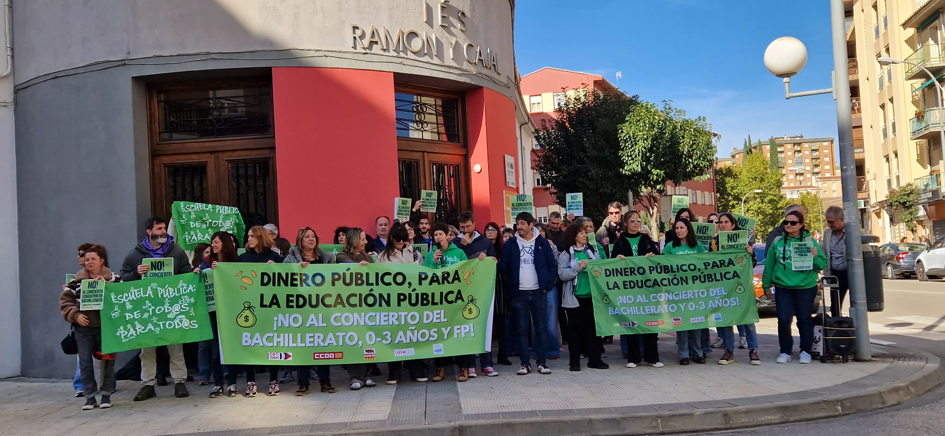 Concentración en el IES Ramón y Cajal contra los nuevos conciertos educativos. Foto Myriam Martínez