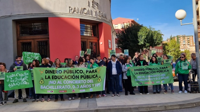 Concentración en el IES Ramón y Cajal contra los nuevos conciertos educativos. Foto Myriam Martínez Concentración en el IES Ramón y Cajal contra los nuevos conciertos educativos. Foto Myriam Martínez