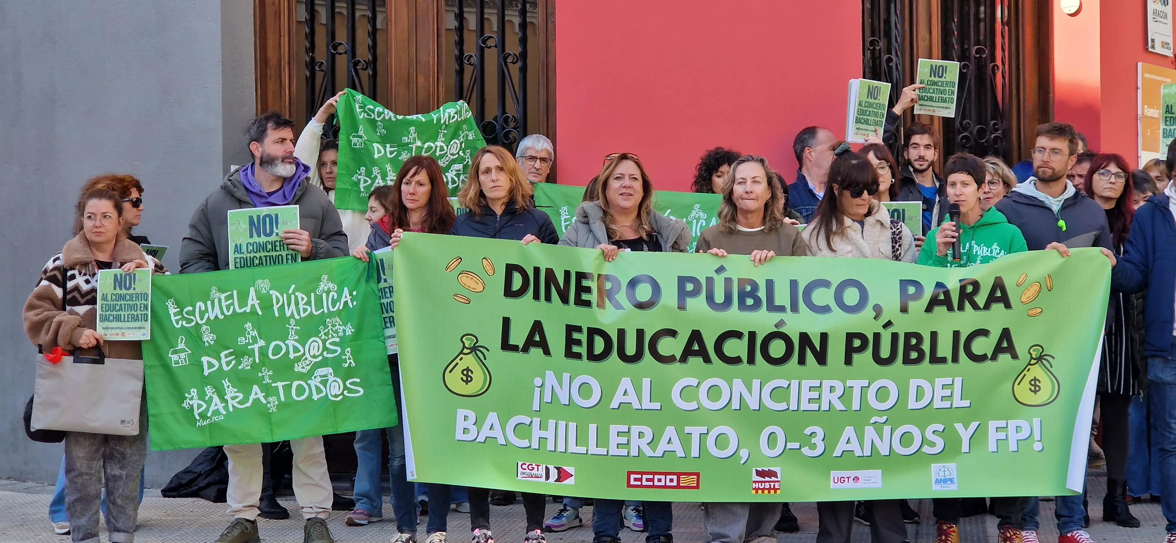 Concentración en el IES Ramón y Cajal contra los nuevos conciertos educativos. Foto Myriam Martínez