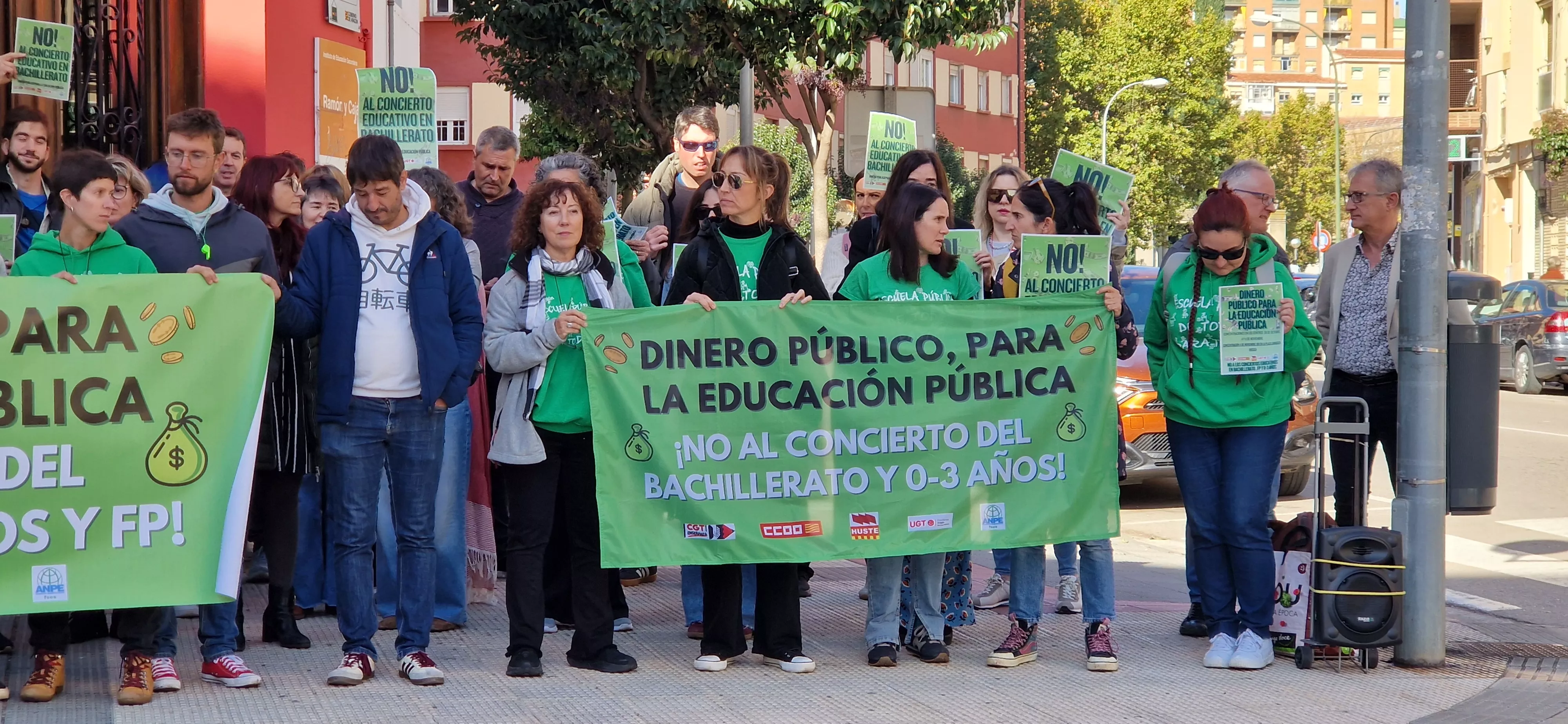 Concentración en el IES Ramón y Cajal contra los nuevos conciertos educativos. Foto Myriam Martínez