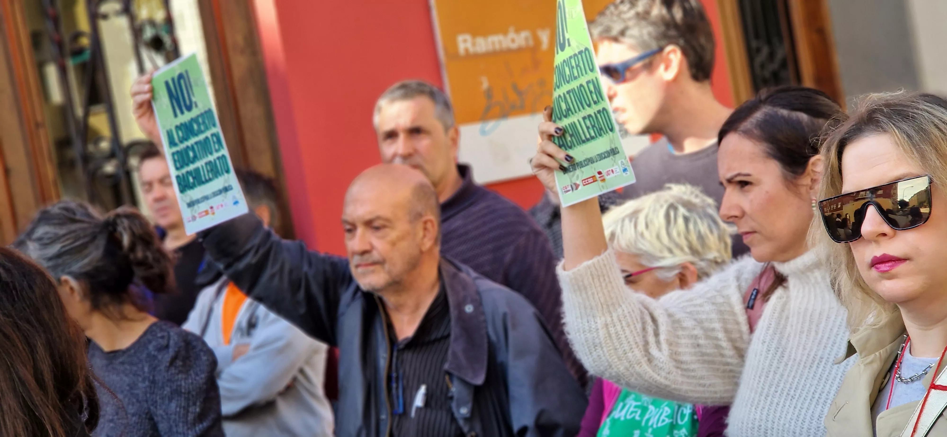 Concentración en el IES Ramón y Cajal contra los nuevos conciertos educativos. Foto Myriam Martínez