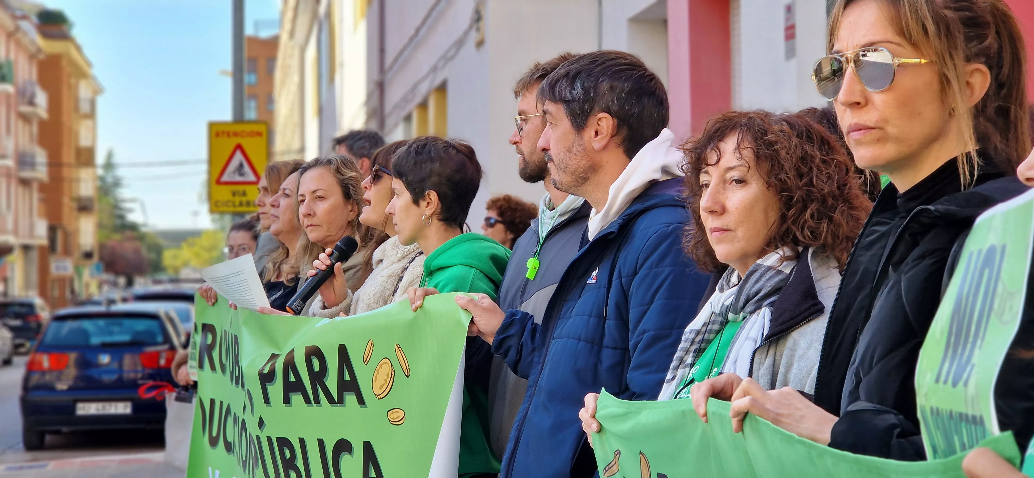 Concentración en el IES Ramón y Cajal contra los nuevos conciertos educativos. Foto Myriam Martínez