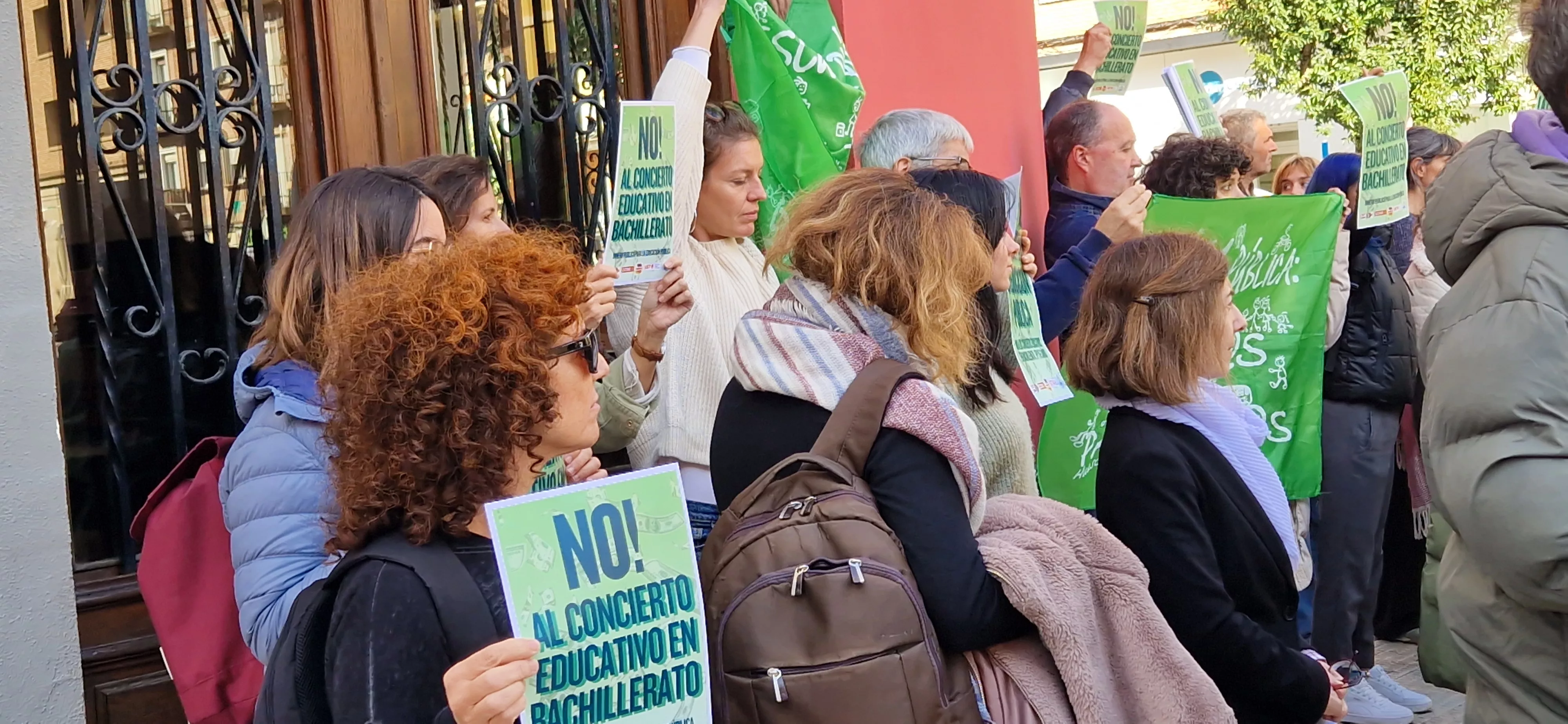 Concentración en el IES Ramón y Cajal contra los nuevos conciertos educativos. Foto Myriam Martínez