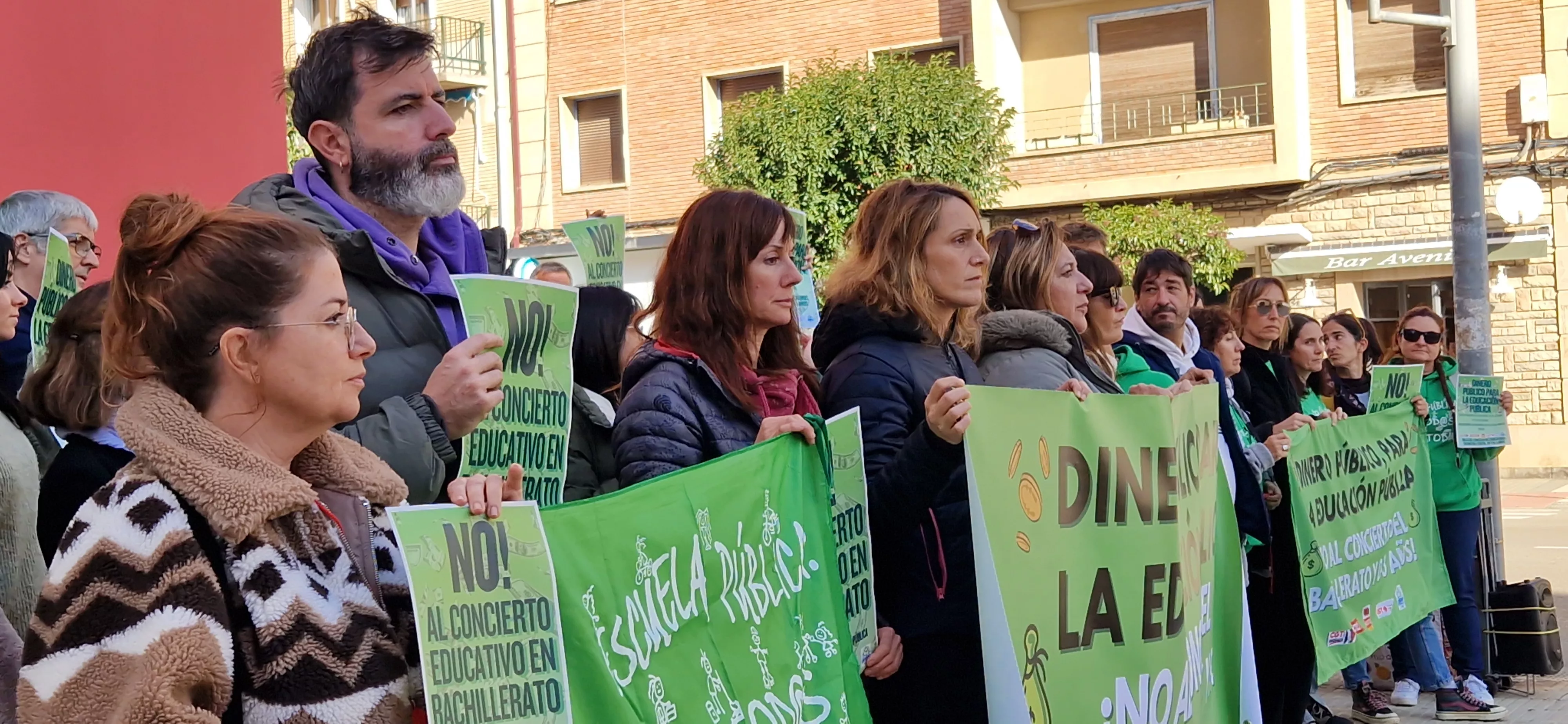 Concentración en el IES Ramón y Cajal contra los nuevos conciertos educativos. Foto Myriam Martínez