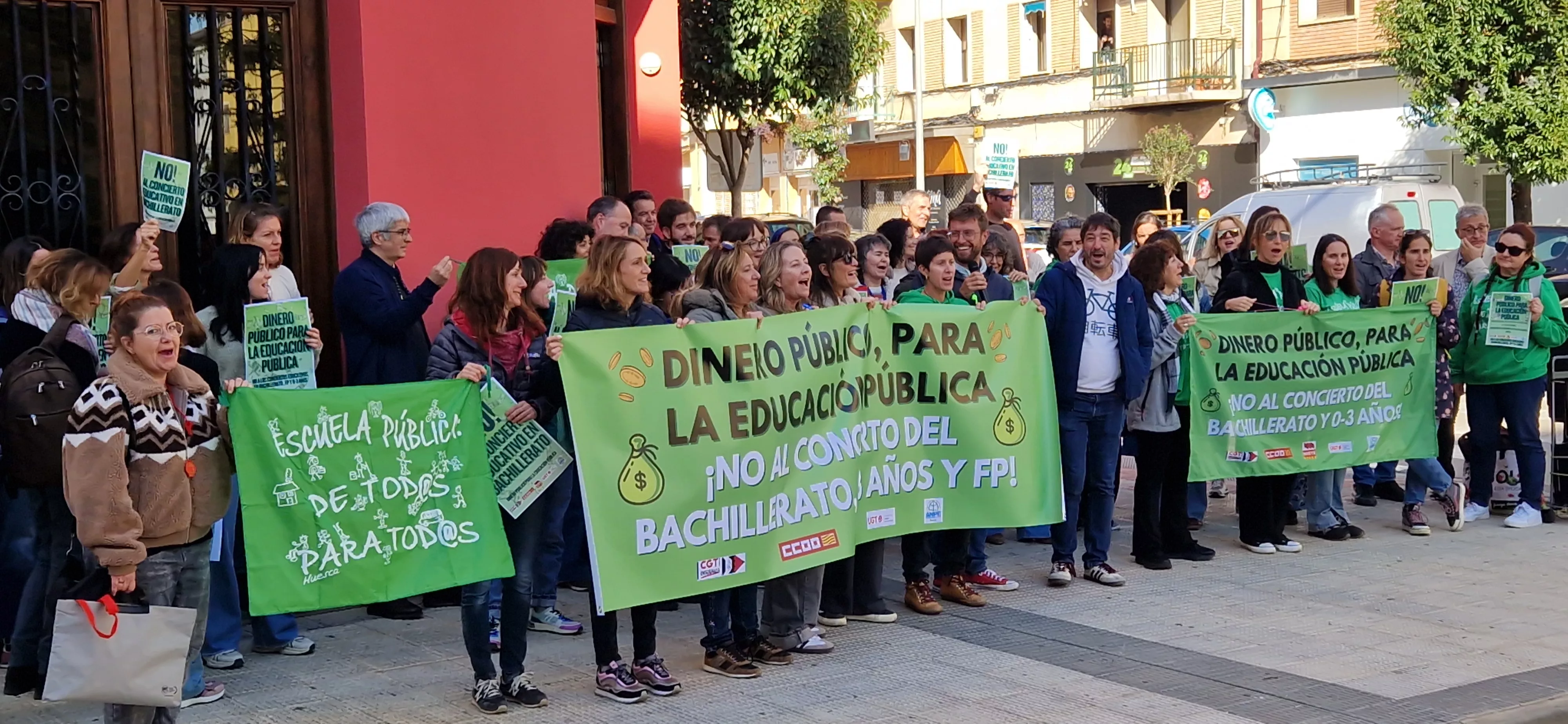 Concentración en el IES Ramón y Cajal contra los nuevos conciertos educativos. Foto Myriam Martínez
