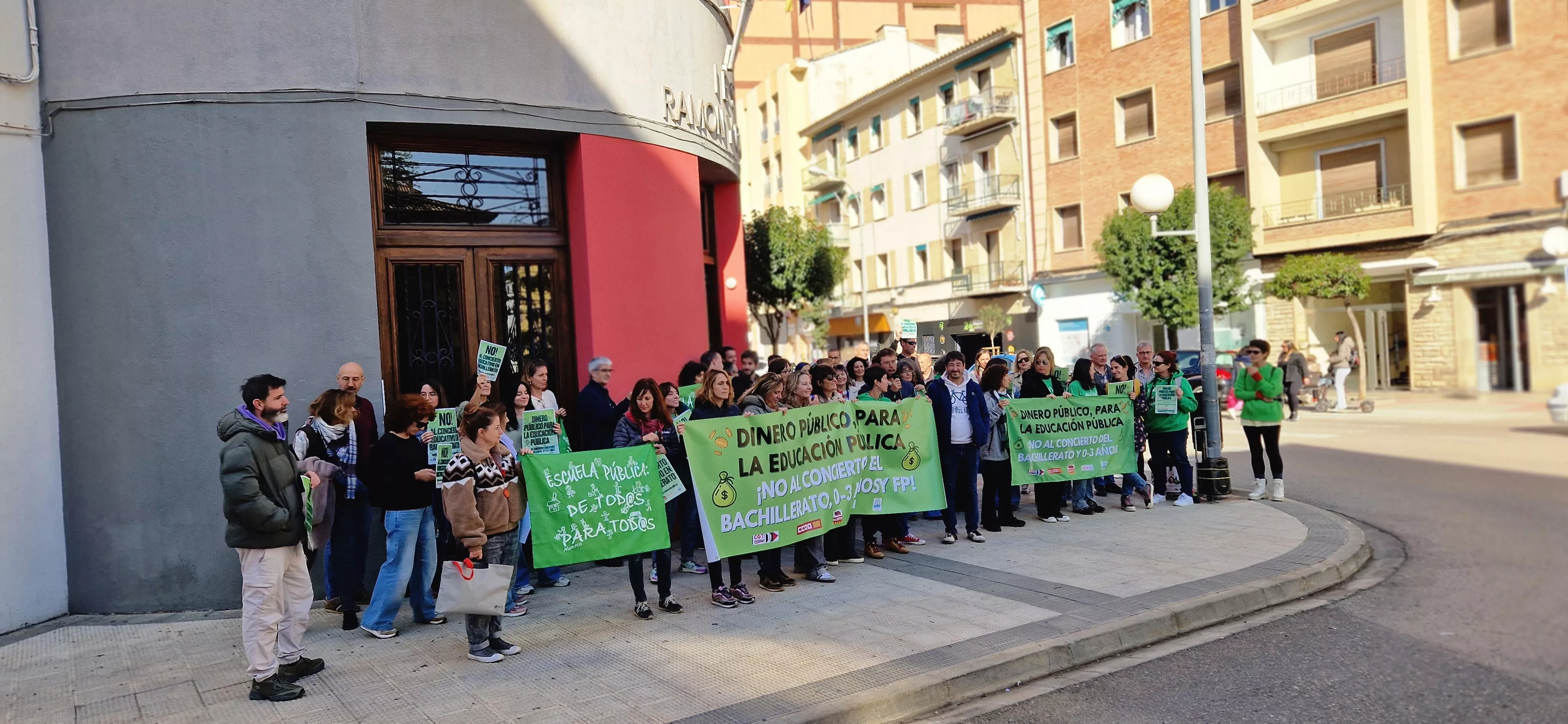 Concentración en el IES Ramón y Cajal contra los nuevos conciertos educativos. Foto Myriam Martínez