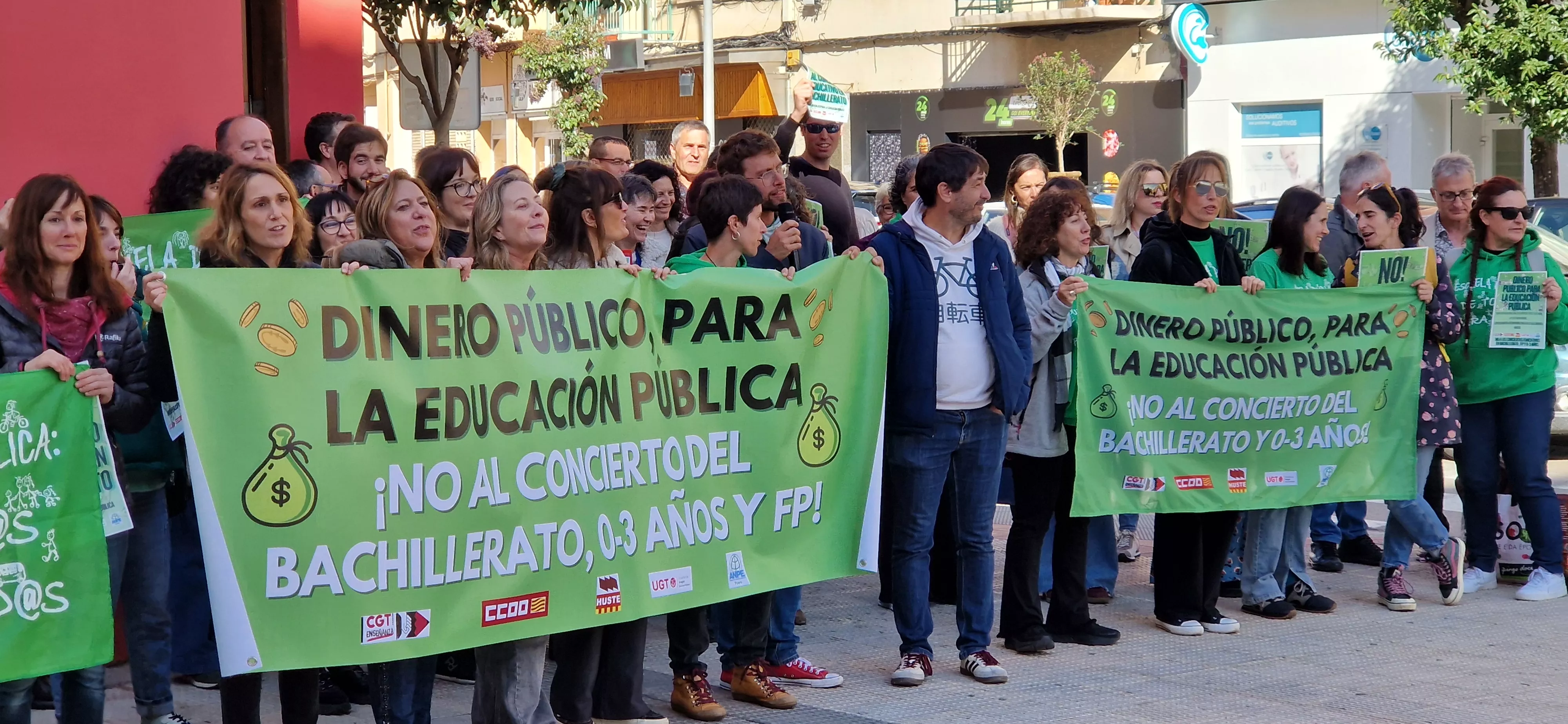 Concentración en el IES Ramón y Cajal contra los nuevos conciertos educativos. Foto Myriam Martínez