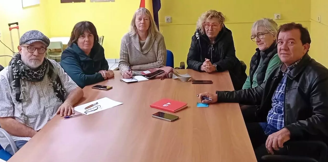 Reunión de representantes de la Plataforma Riglos sin Granja Porcina y de IU. Reunión de representantes de la Plataforma Riglos sin Granja Porcina y de IU.