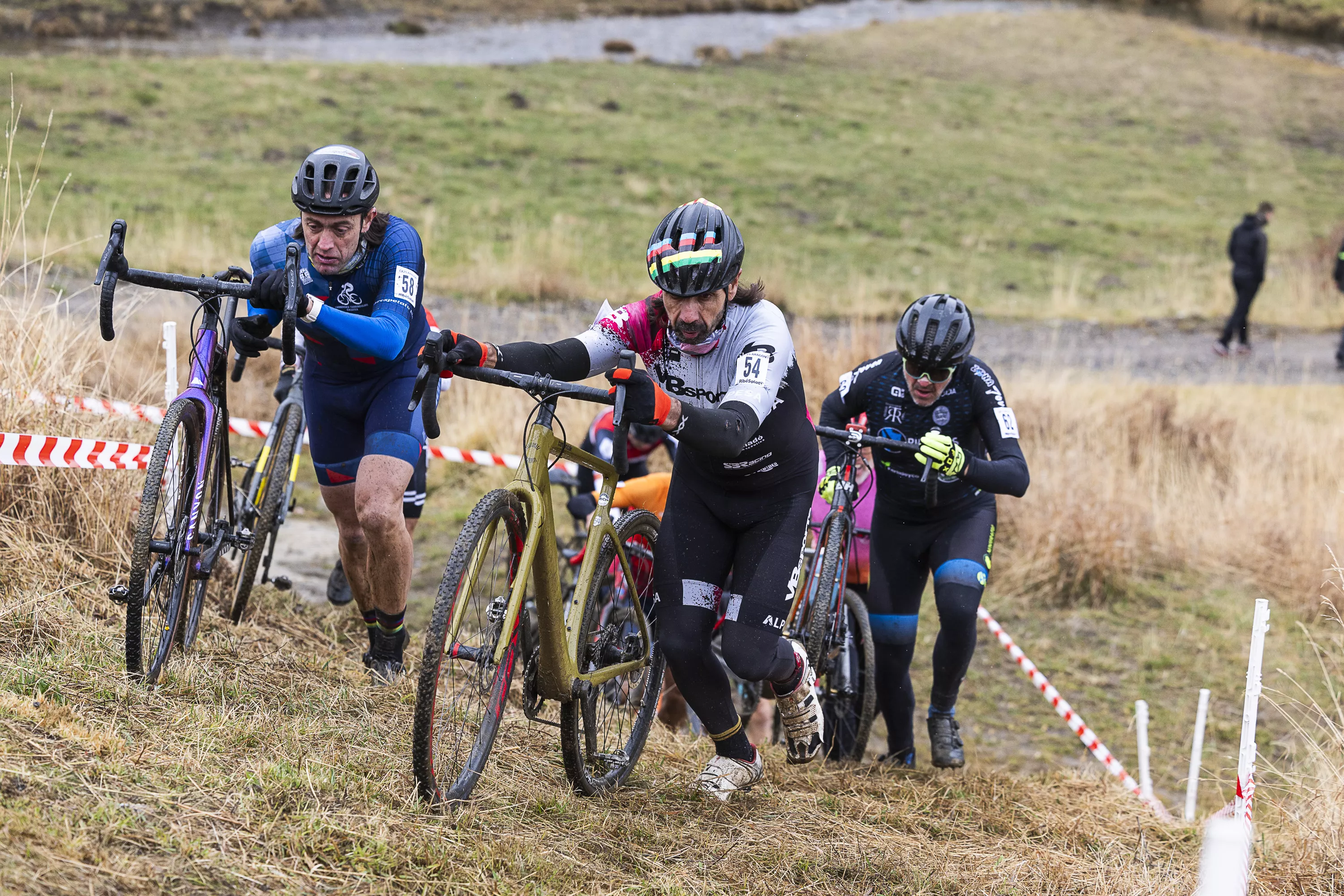 Imagen del ciclocross en Cerler. Éxito del Festival Puro Pirineo pese al inestable tiempo del sábado. Foto: Eduardo Moreno