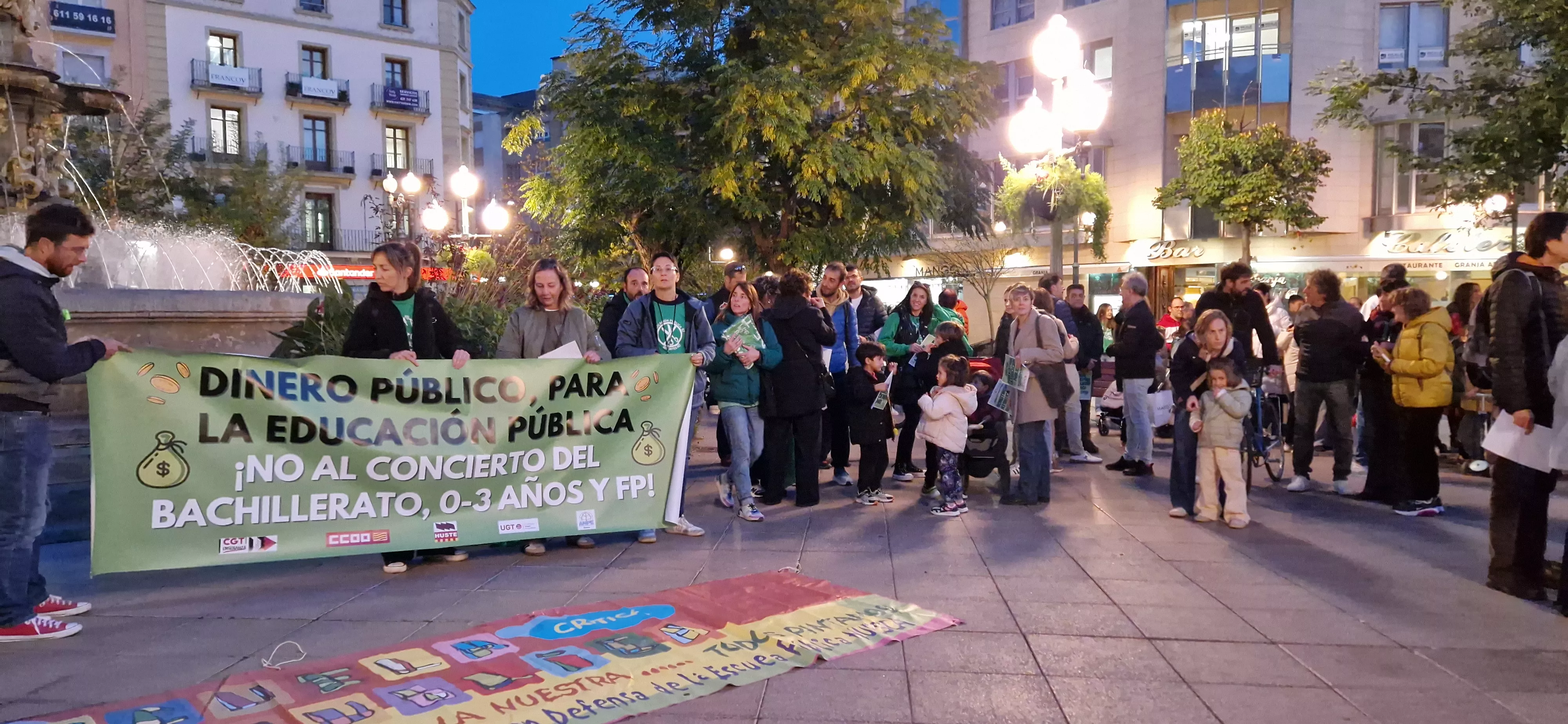 Concentración en la Plaza de Navarra contra los nuevos conciertos educativos. Foto Myriam Martínez