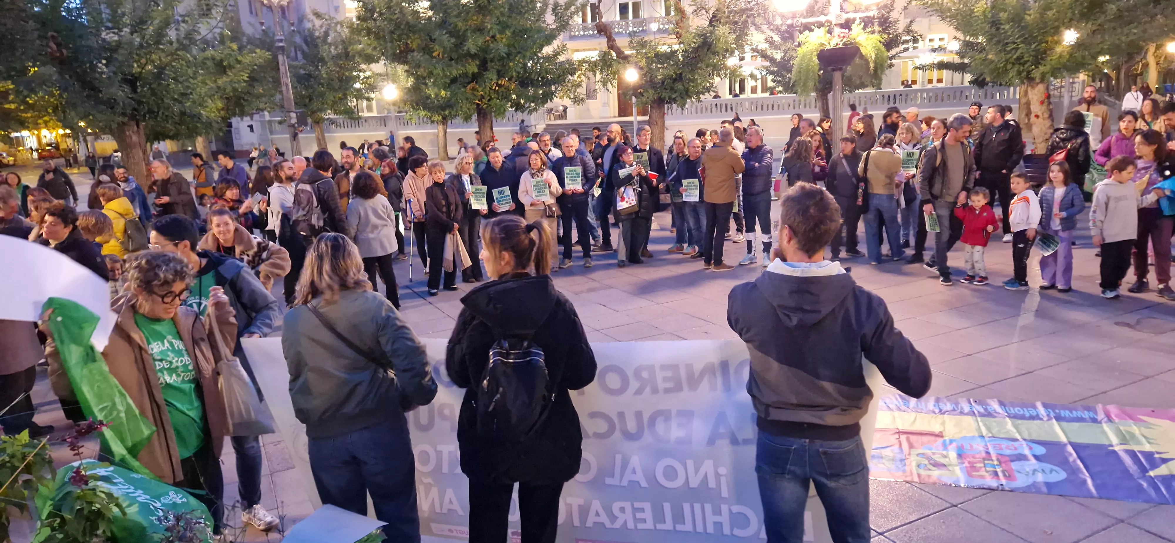 Concentración en la Plaza de Navarra contra los nuevos conciertos educativos. Foto Myriam Martínez