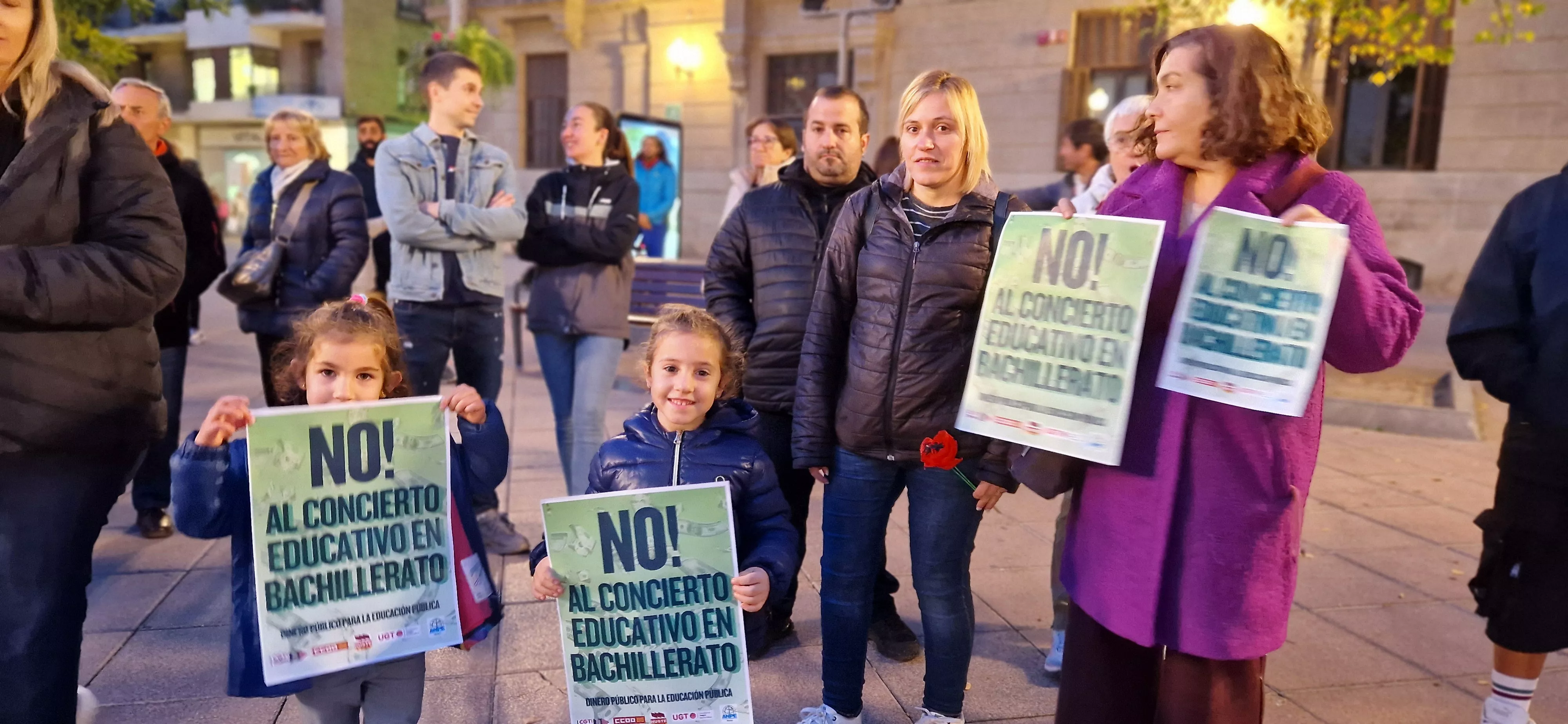 Concentración en la Plaza de Navarra contra los nuevos conciertos educativos. Foto Myriam Martínez