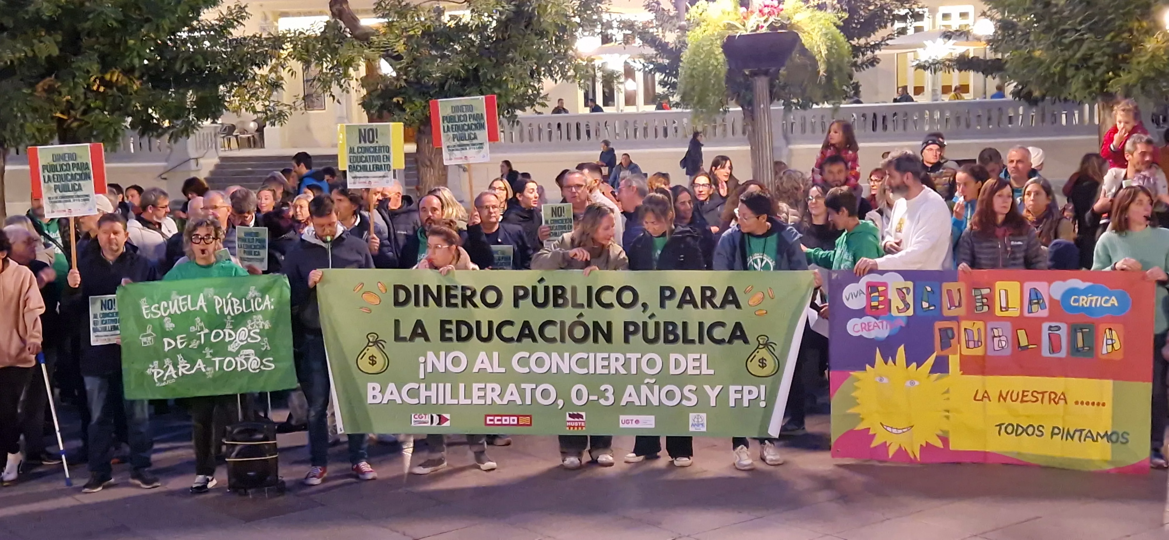 Concentración en la Plaza de Navarra contra los nuevos conciertos educativos. Foto Myriam Martínez