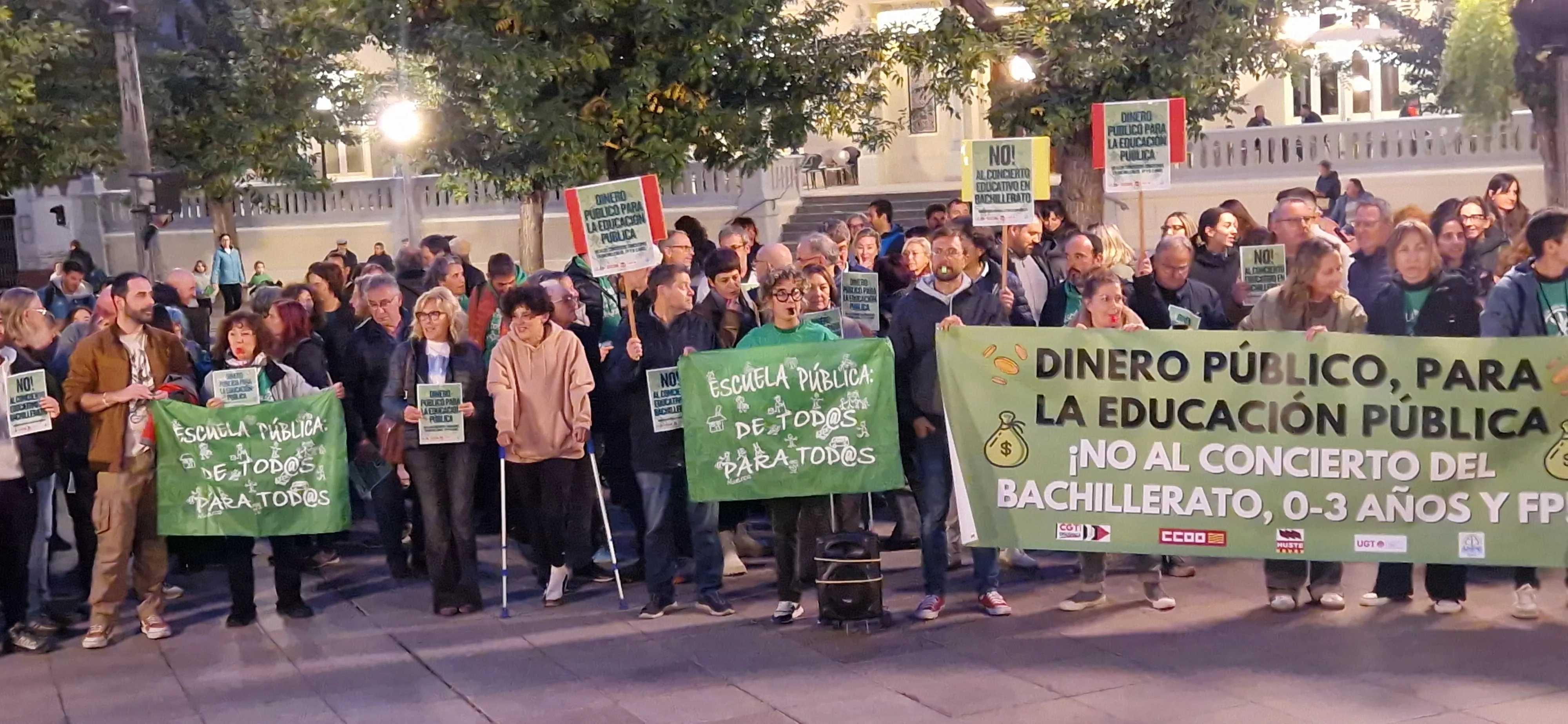 Concentración en la Plaza de Navarra contra los nuevos conciertos educativos. Foto Myriam Martínez