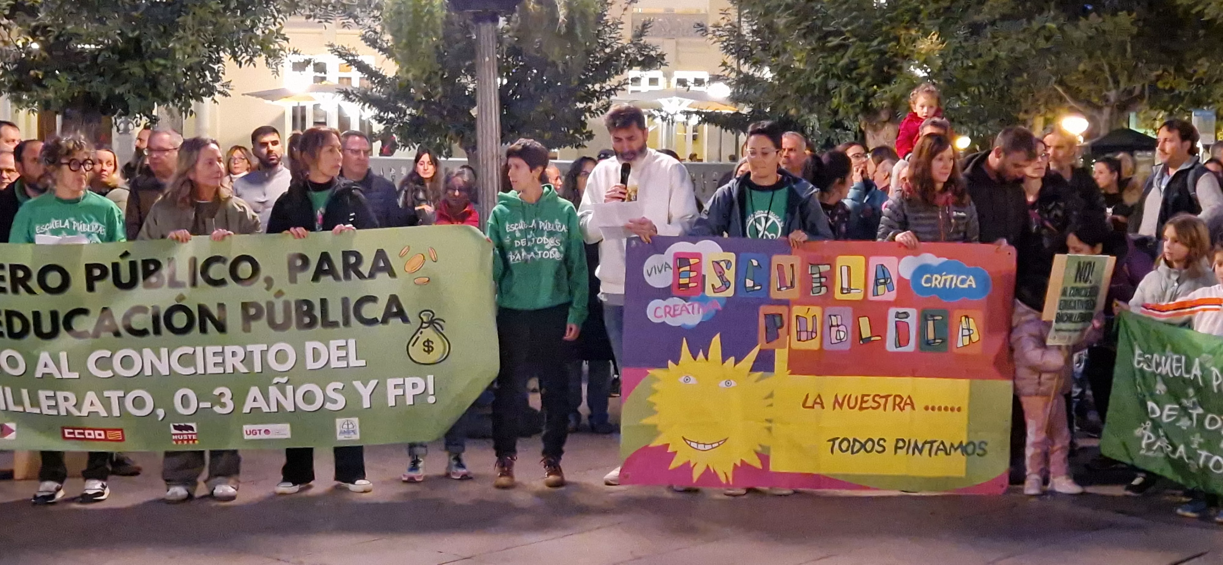 Concentración en la Plaza de Navarra contra los nuevos conciertos educativos. Foto Myriam Martínez