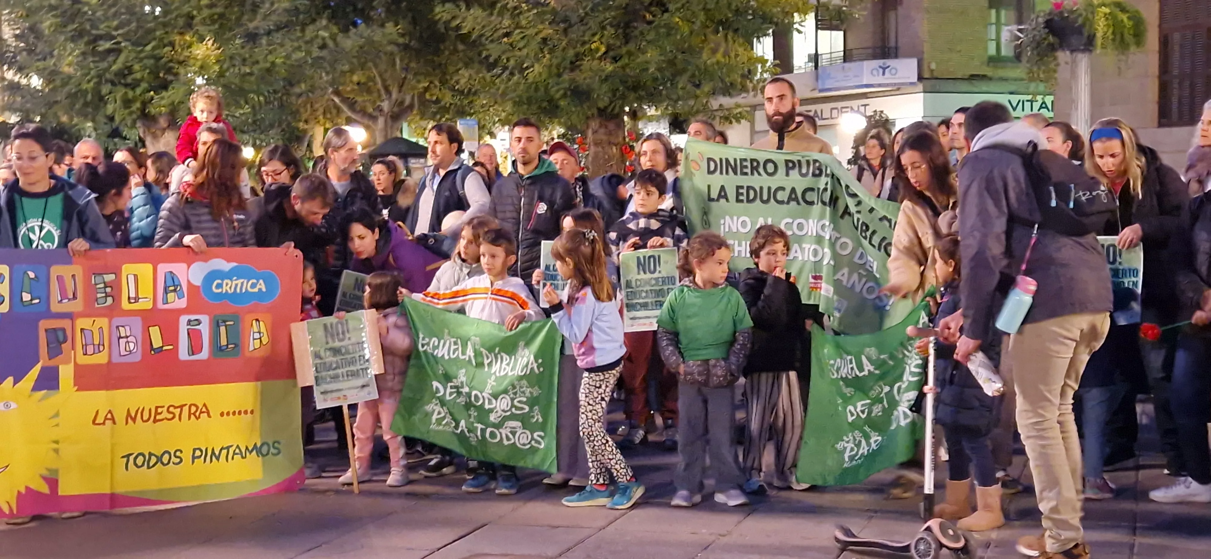 Concentración en la Plaza de Navarra contra los nuevos conciertos educativos. Foto Myriam Martínez