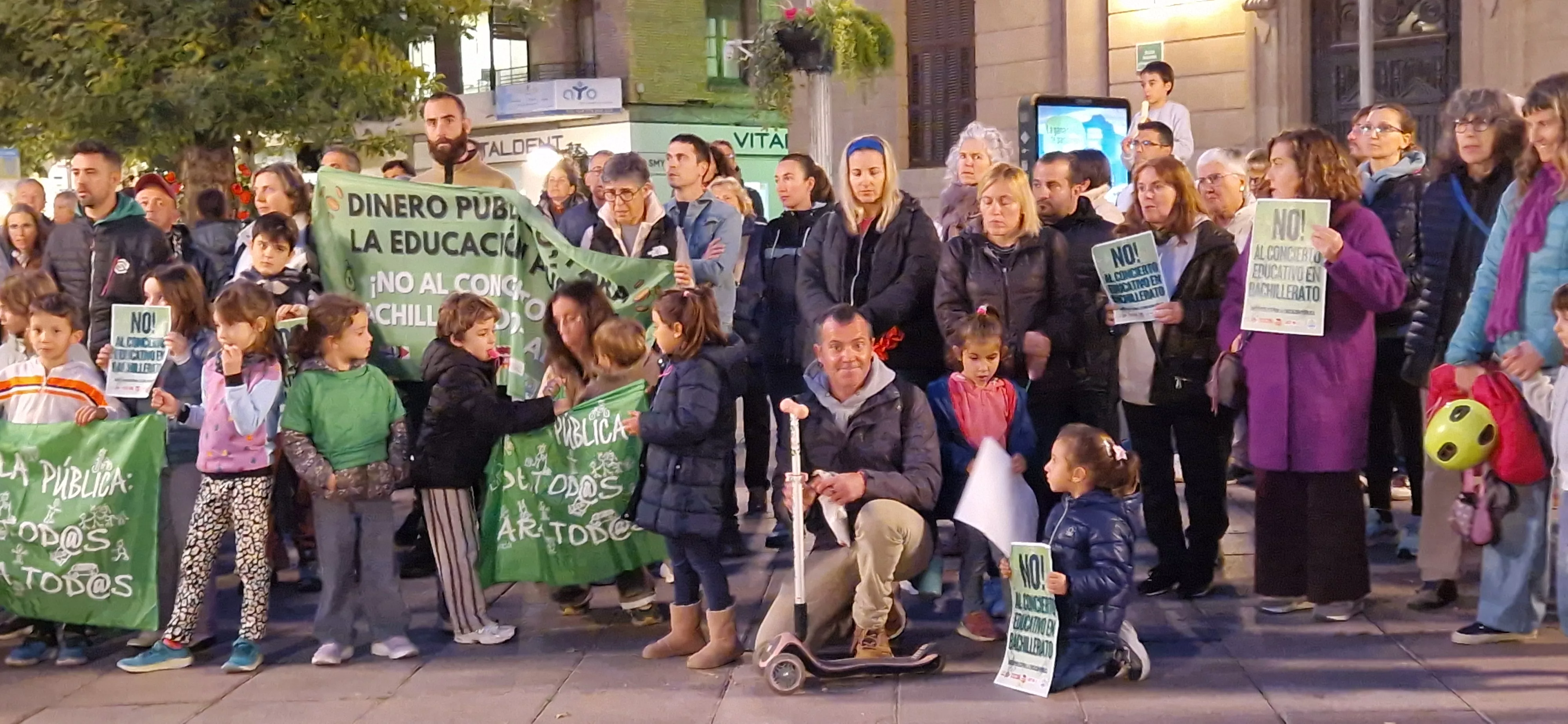 Concentración en la Plaza de Navarra contra los nuevos conciertos educativos. Foto Myriam Martínez