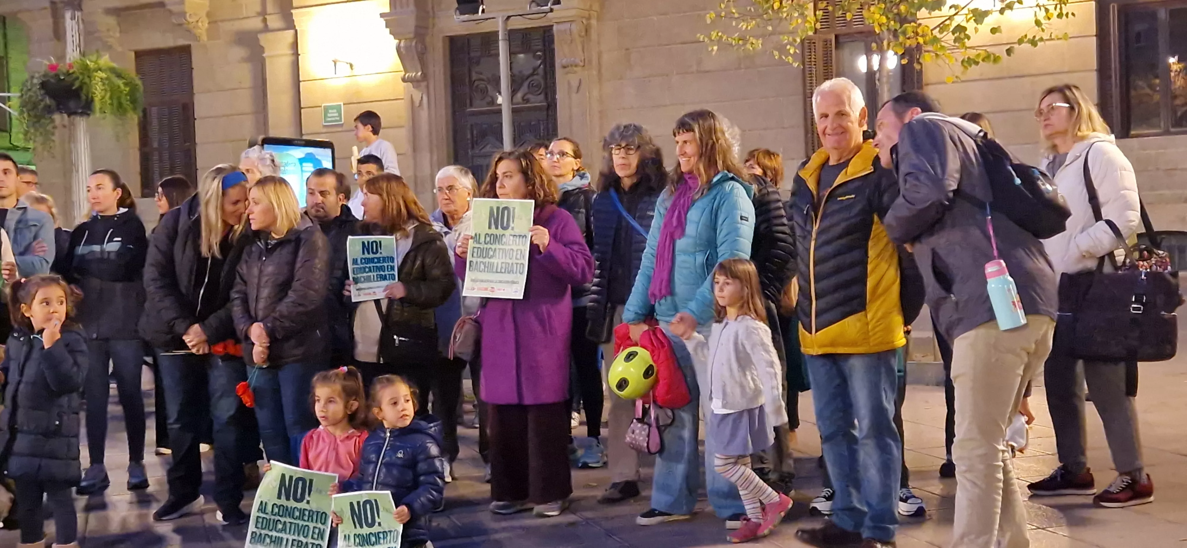Concentración en la Plaza de Navarra contra los nuevos conciertos educativos. Foto Myriam Martínez