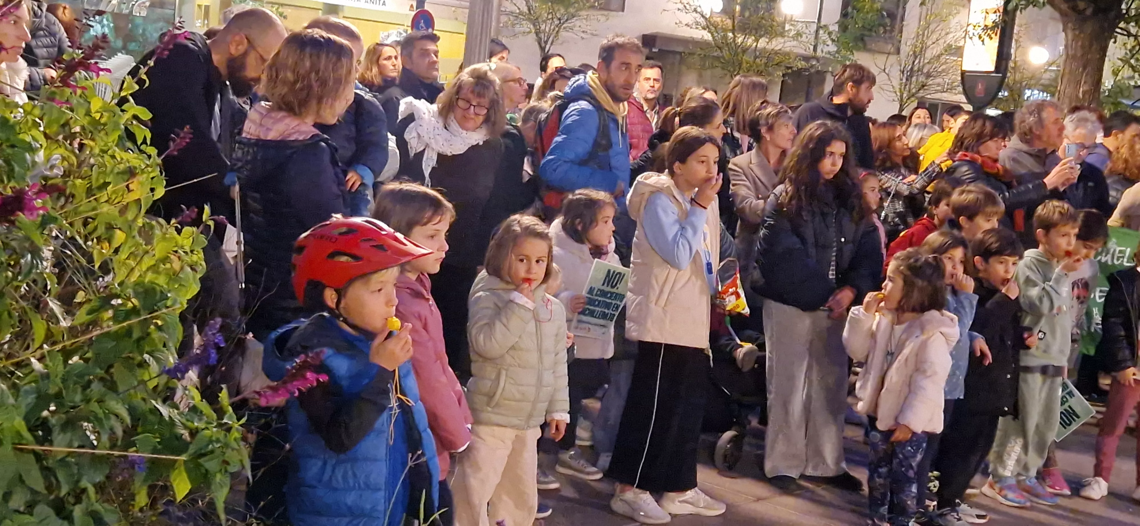 Concentración en la Plaza de Navarra contra los nuevos conciertos educativos. Foto Myriam Martínez