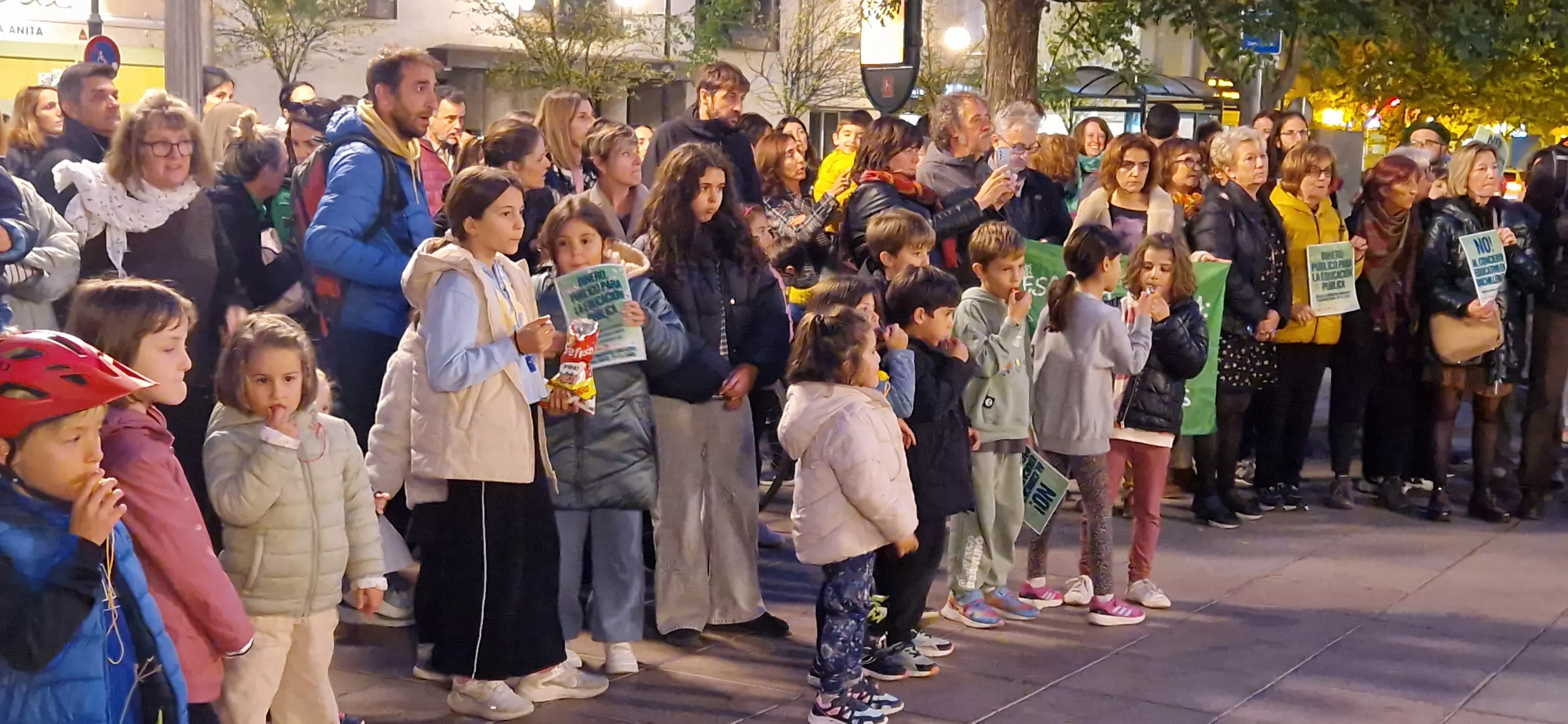 Concentración en la Plaza de Navarra contra los nuevos conciertos educativos. Foto Myriam Martínez
