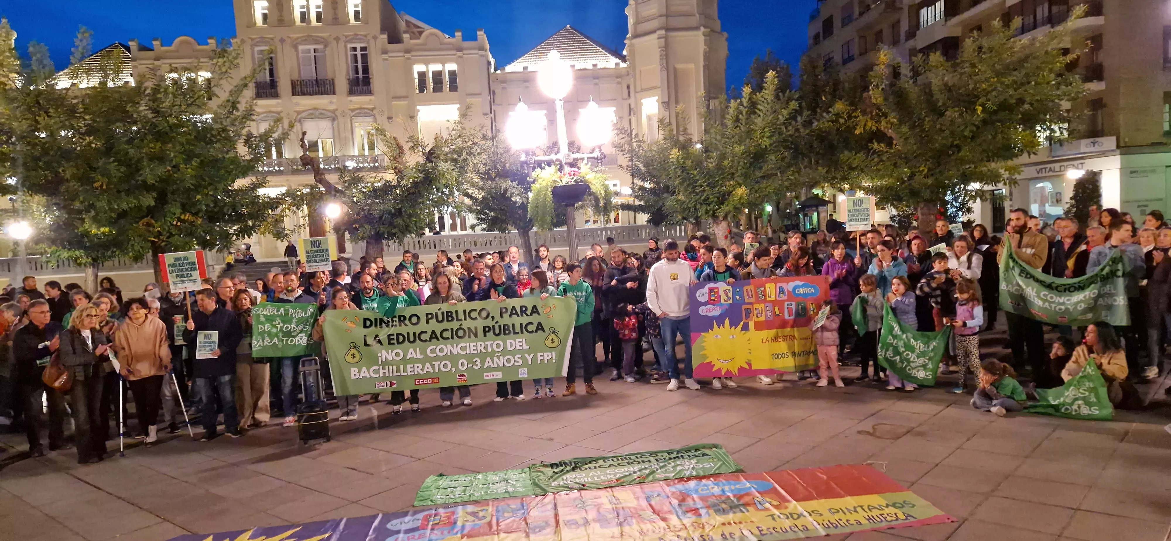 Concentración en la Plaza de Navarra contra los nuevos conciertos educativos. Foto Myriam Martínez