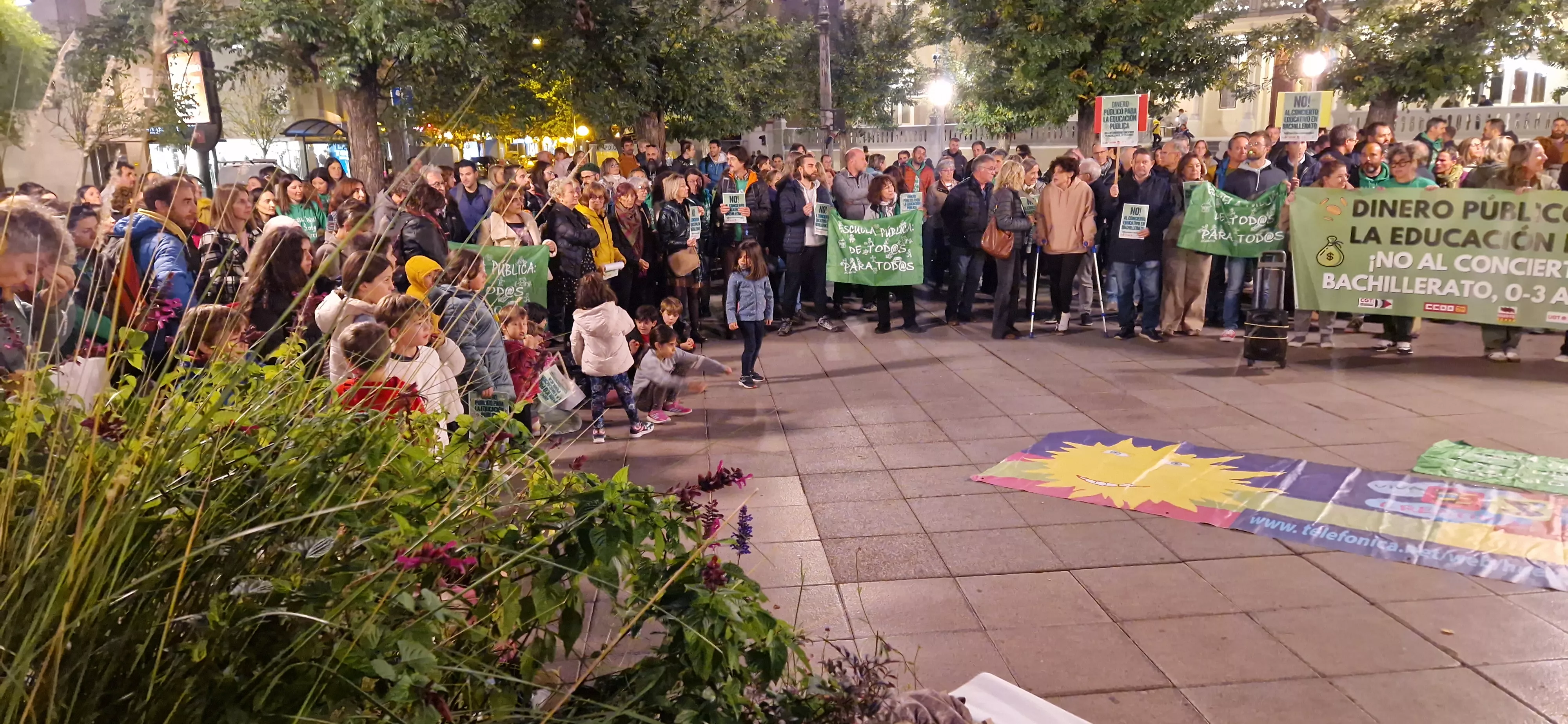 Concentración en la Plaza de Navarra contra los nuevos conciertos educativos. Foto Myriam Martínez
