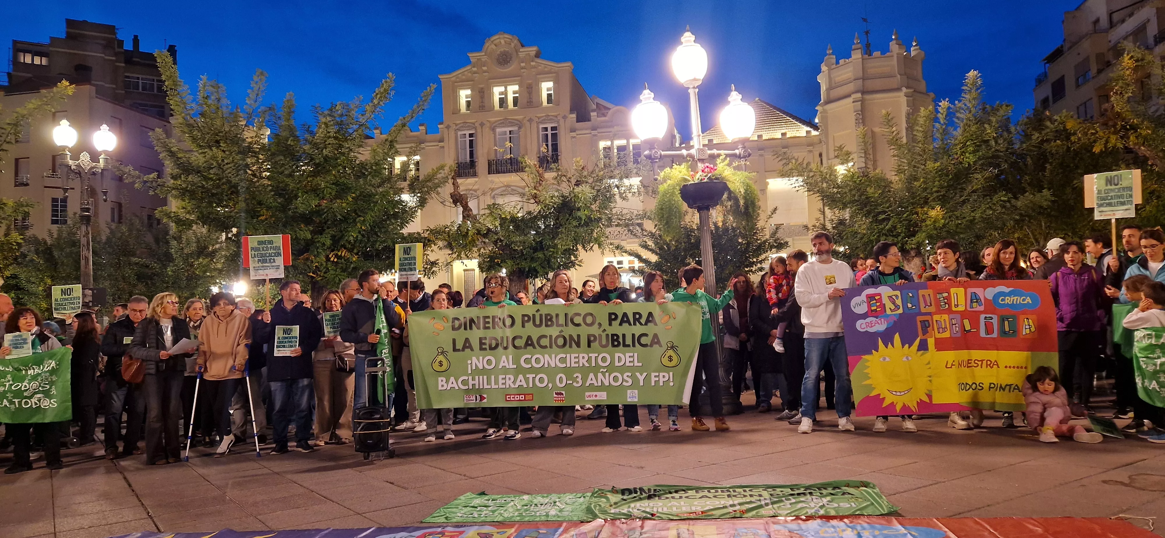 Concentración en la Plaza de Navarra contra los nuevos conciertos educativos. Foto Myriam Martínez