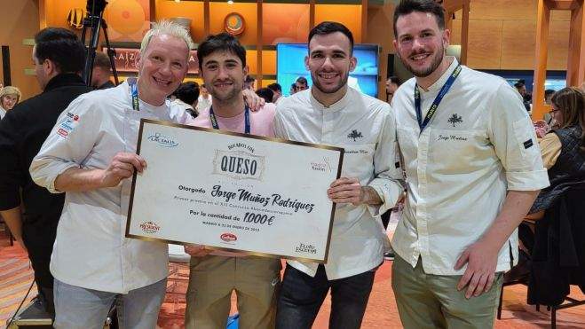 Parte del equipo de la Era de los Nogales. A la derecha, Cristian Mor y Jorge Muñoz Parte del equipo de la Era de los Nogales. A la derecha, Cristian Mor y Jorge Muñoz