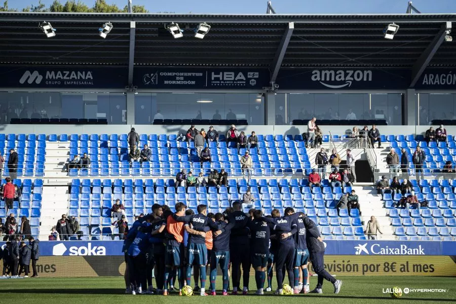 Jugadores del Huesca se abrazan en El Alcoraz antes del partido ante el Andorra. Foto: LaLiga